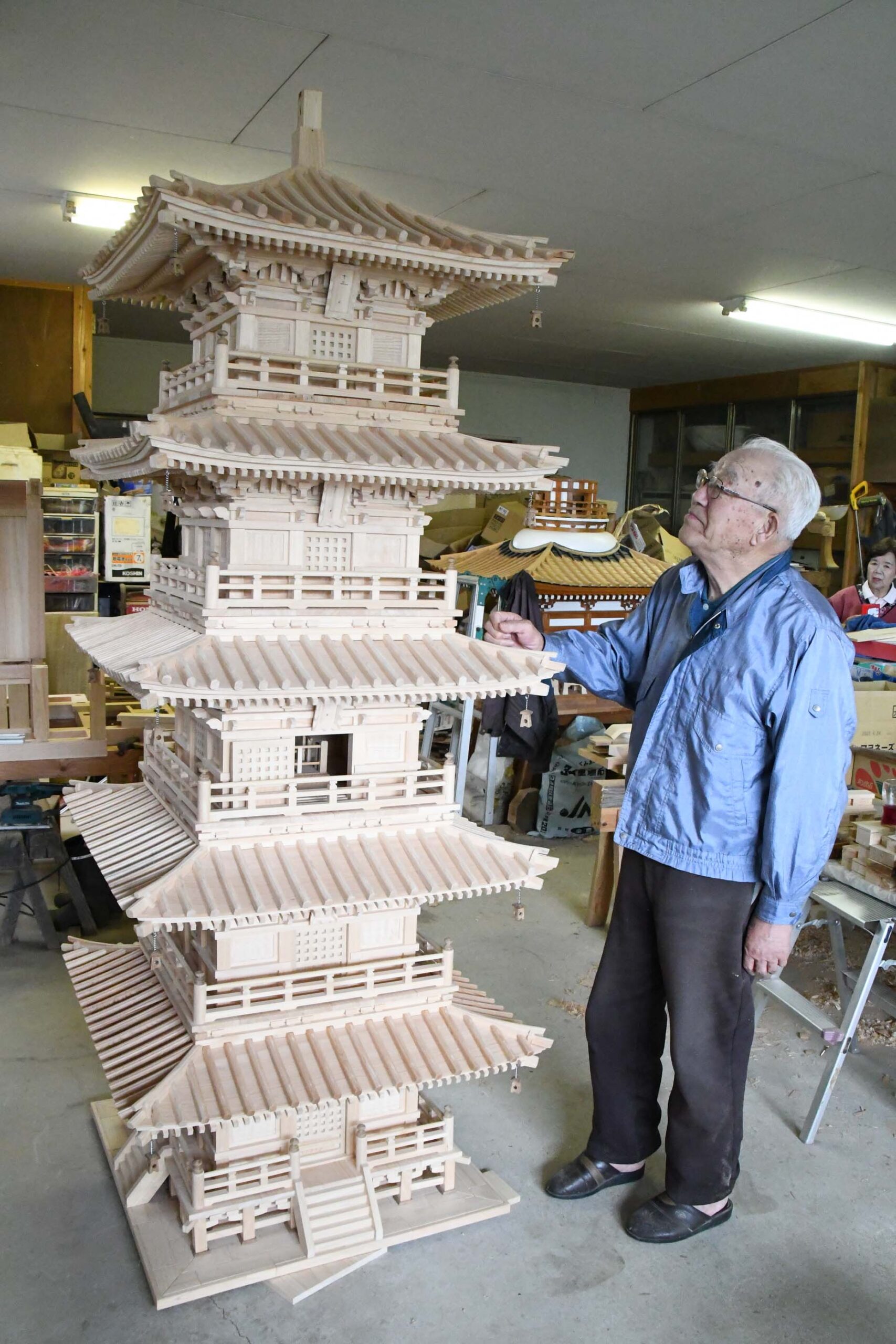 “五重塔”を手作り、宮大工の技　関心集める（奥州市前沢古城の岩渕さん）
