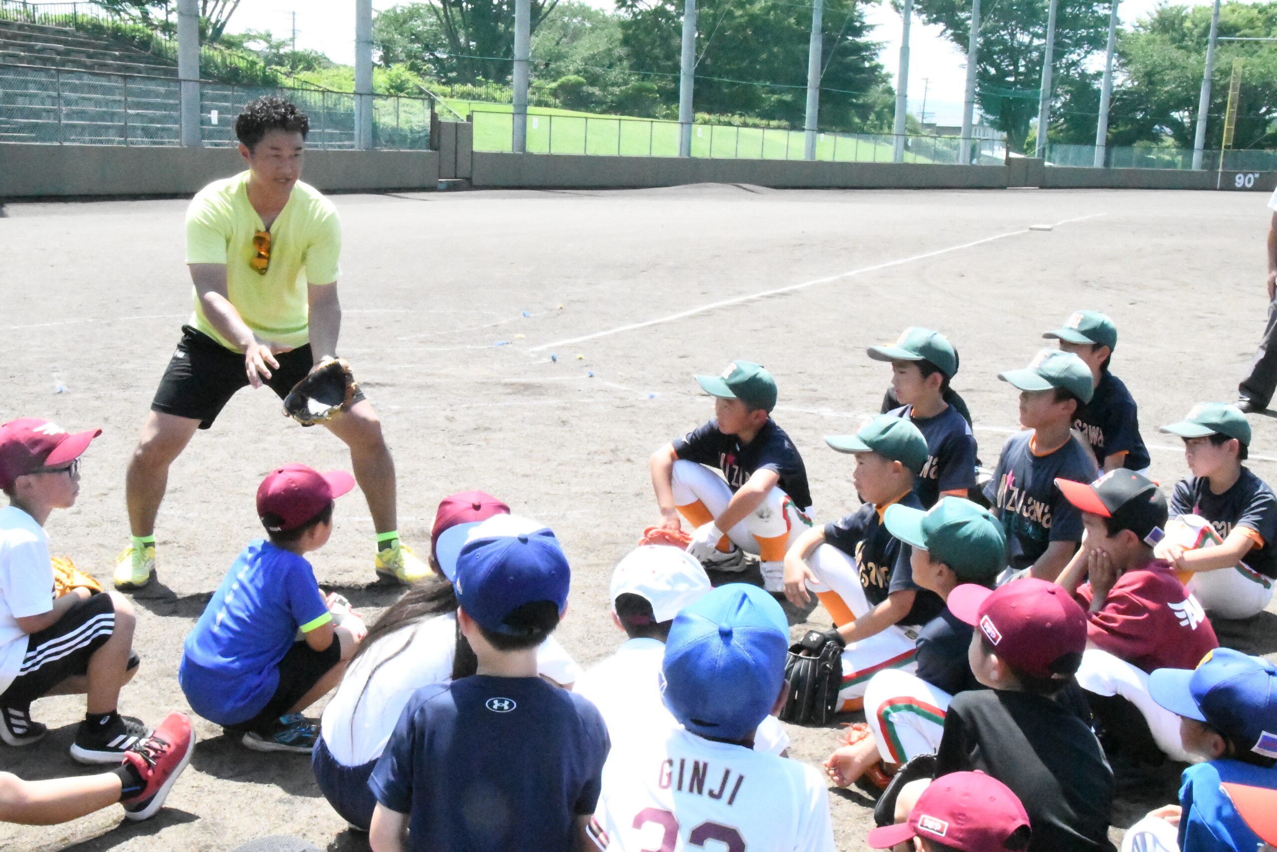 夢へ向かい野球教室、銀次さんが児童を指導