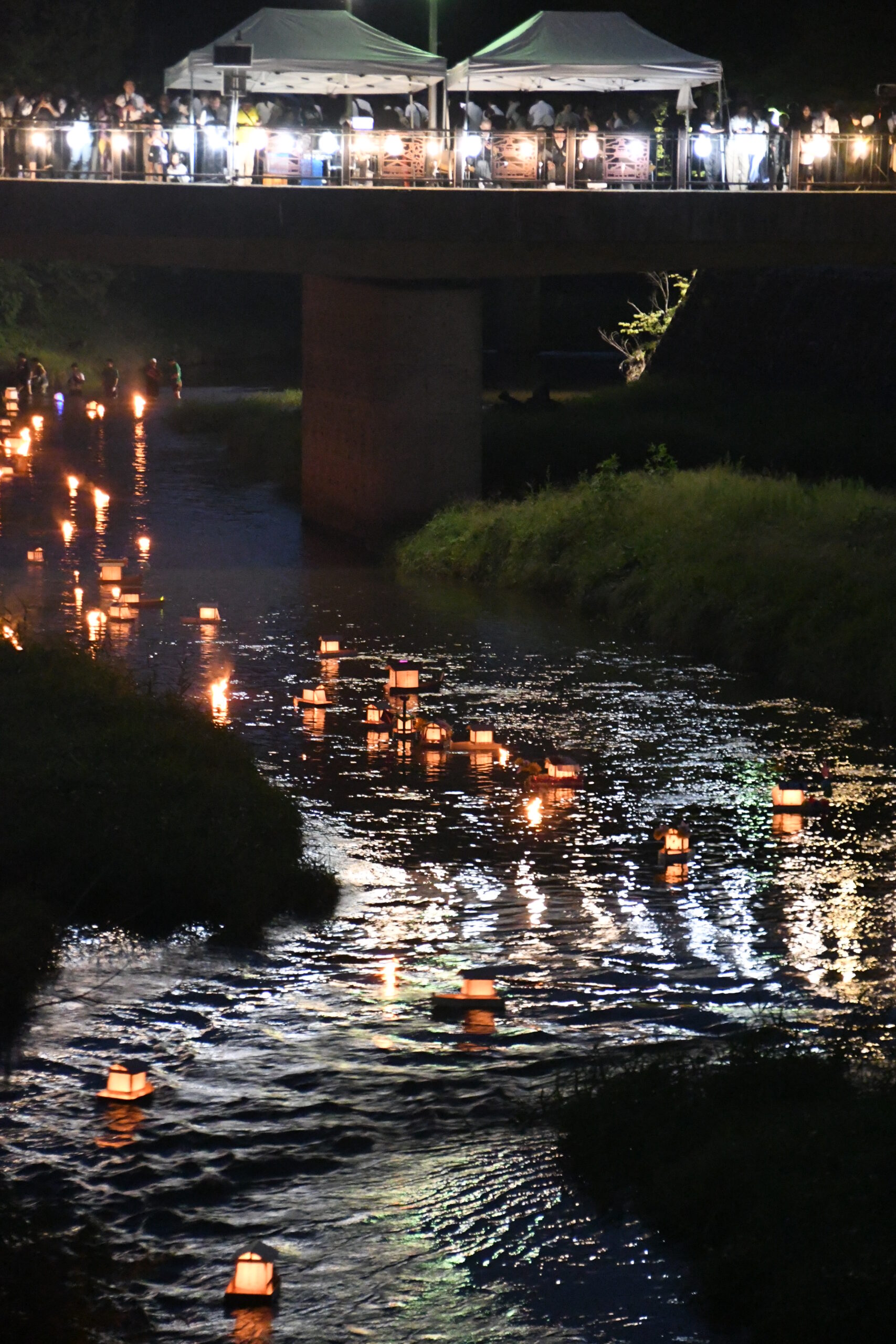 揺らめく鎮魂の灯 祈り込め「盂蘭盆」（江刺）