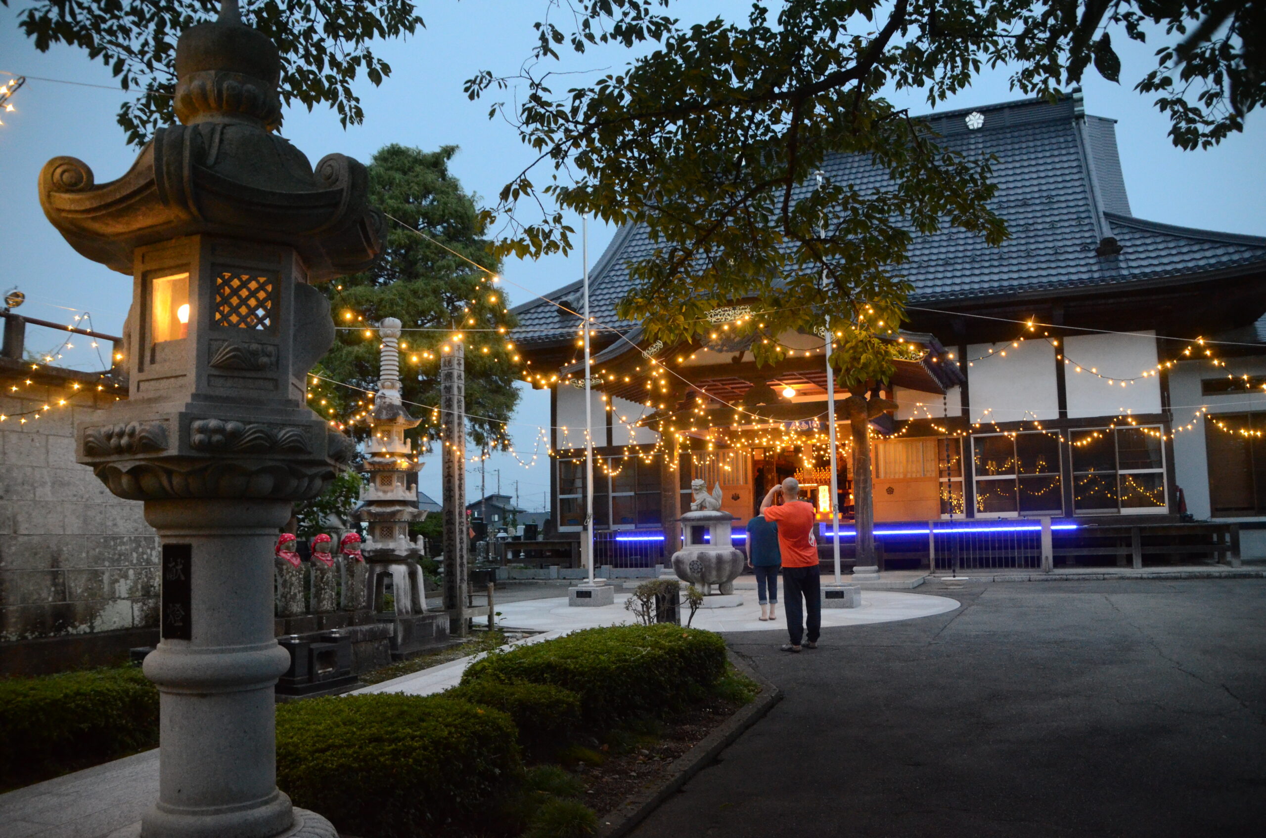 明かり淡く　送る夏（水沢・慈眼寺）