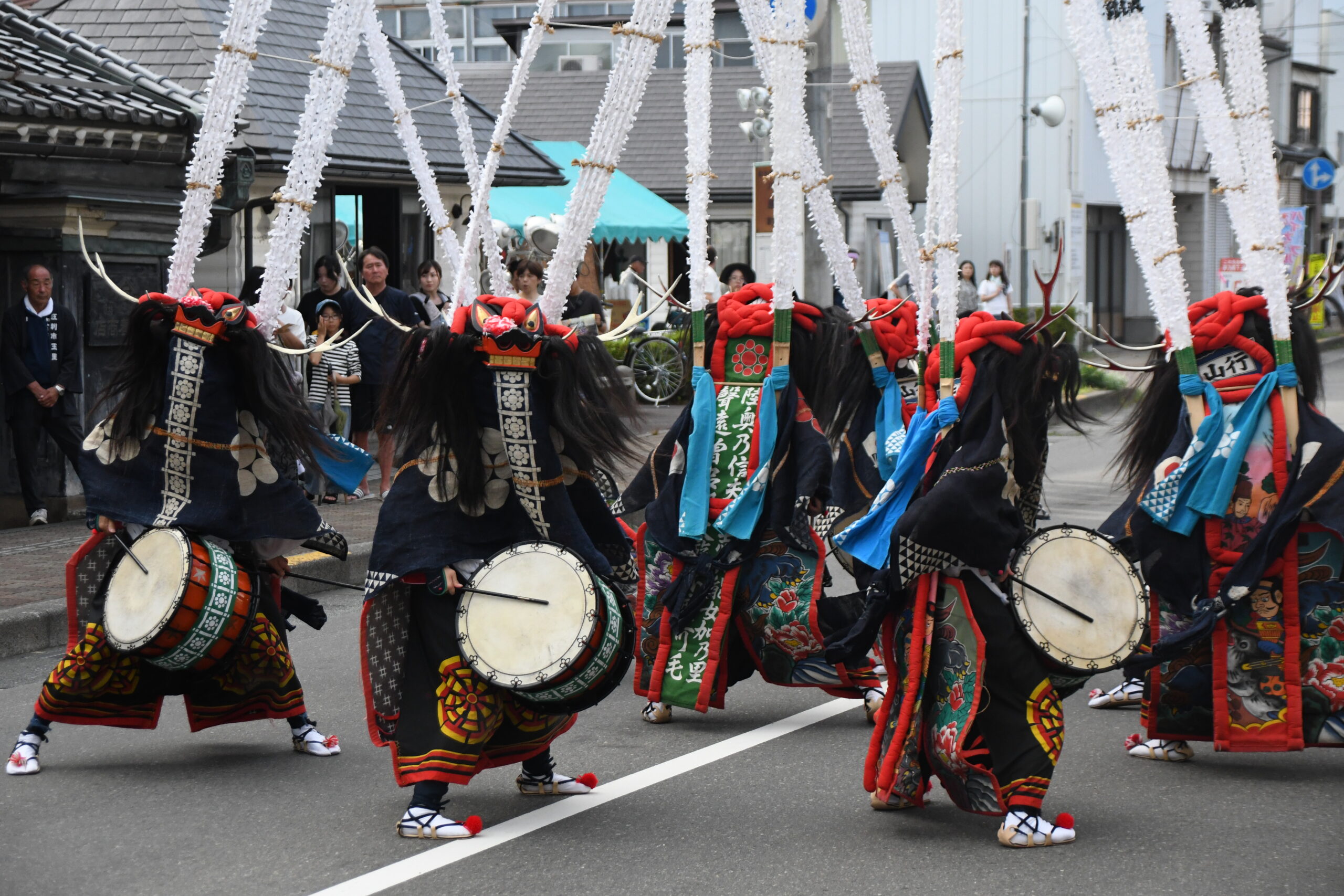 祈り勇壮に鹿踊、市街地を群舞（えさし盂蘭盆）