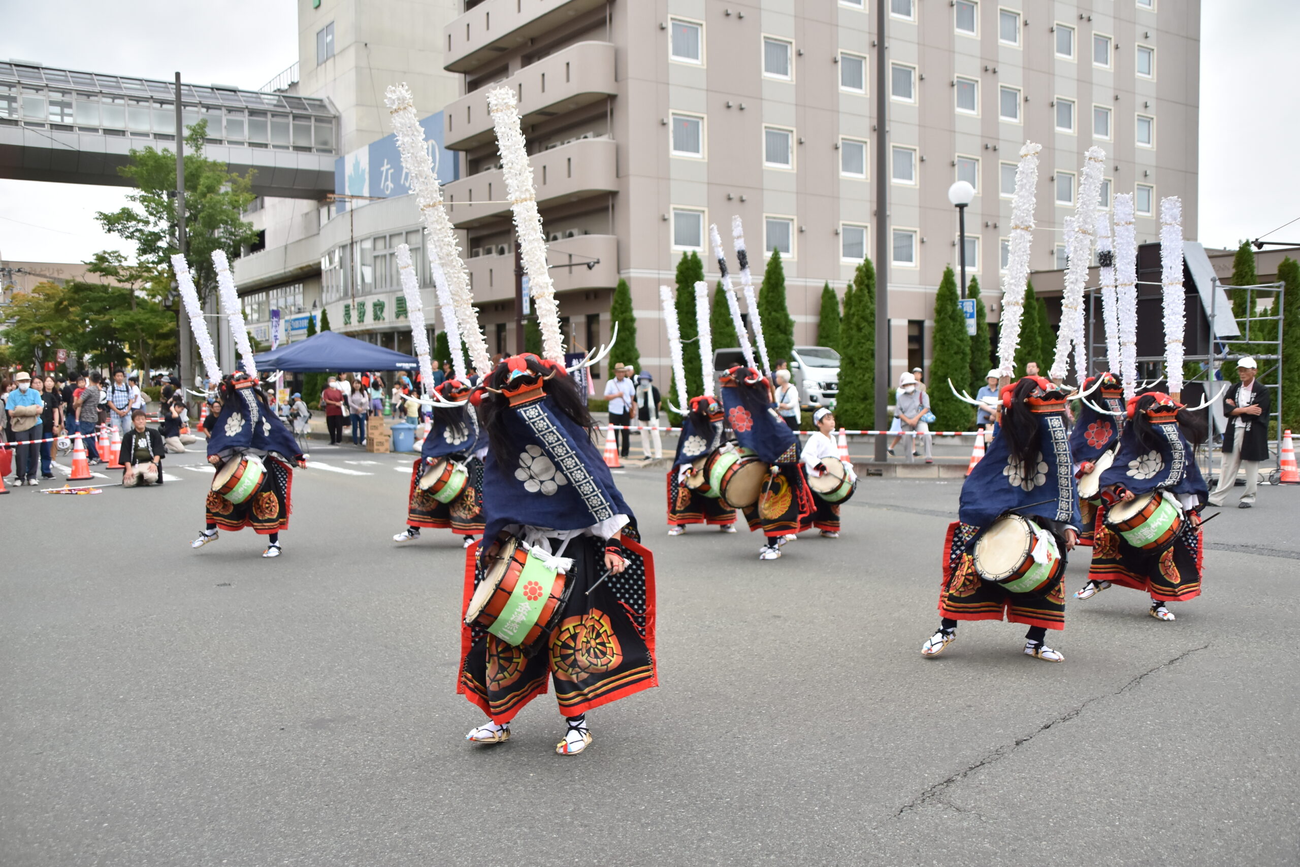 街に活気　威勢よく　初秋彩る合同まつり開幕