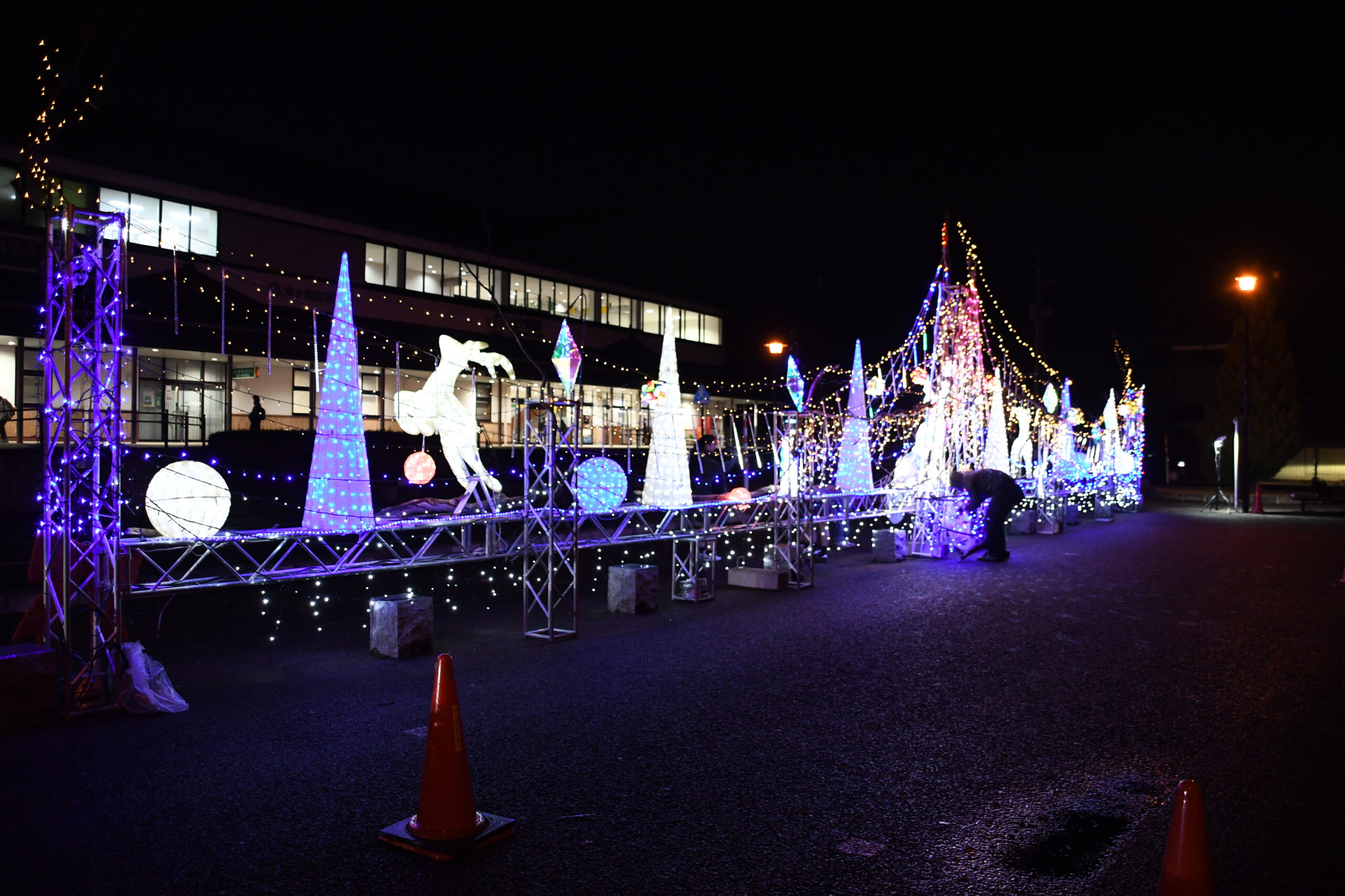 町の玄関口　彩る電飾（金ケ崎駅前広場）