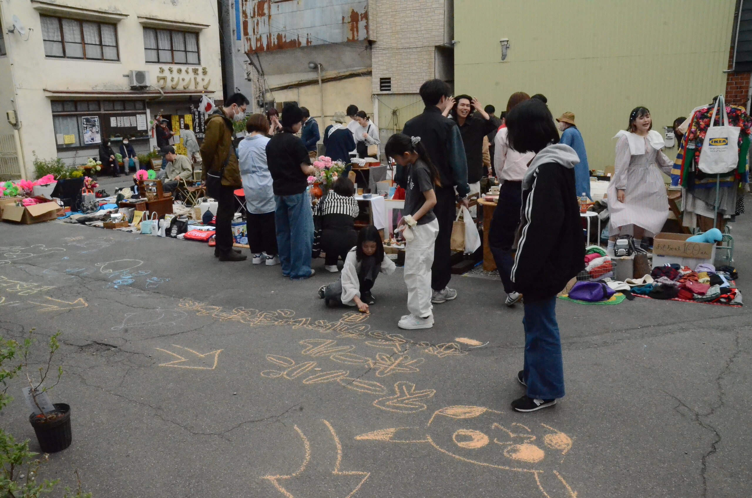 ゆるく楽しむ祭り堪能　水沢でフラワーマーケット　昼の“青葉町”にぎわう