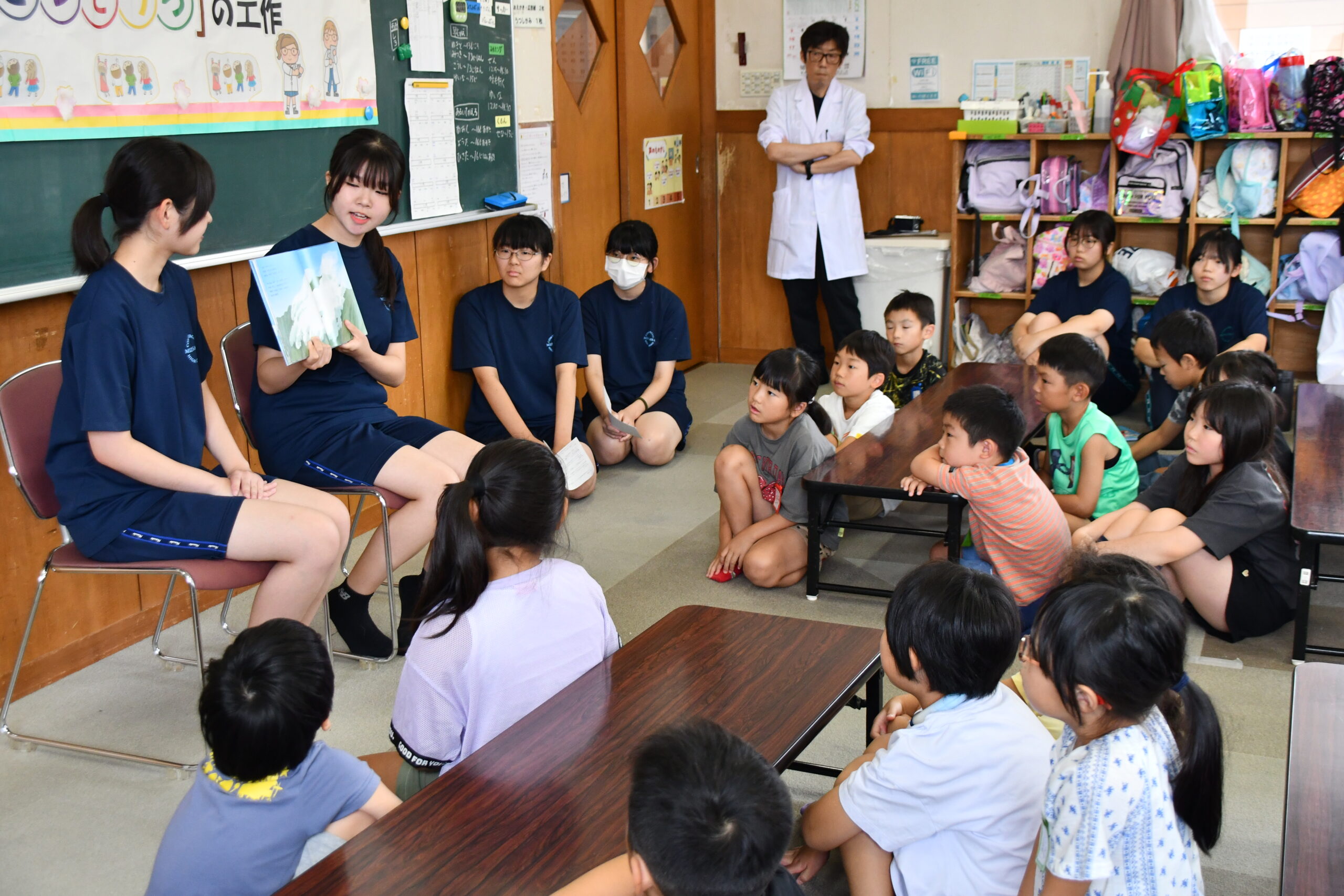 本から学ぶ楽しさ知って　児童に読み聞かせ（水沢商高）