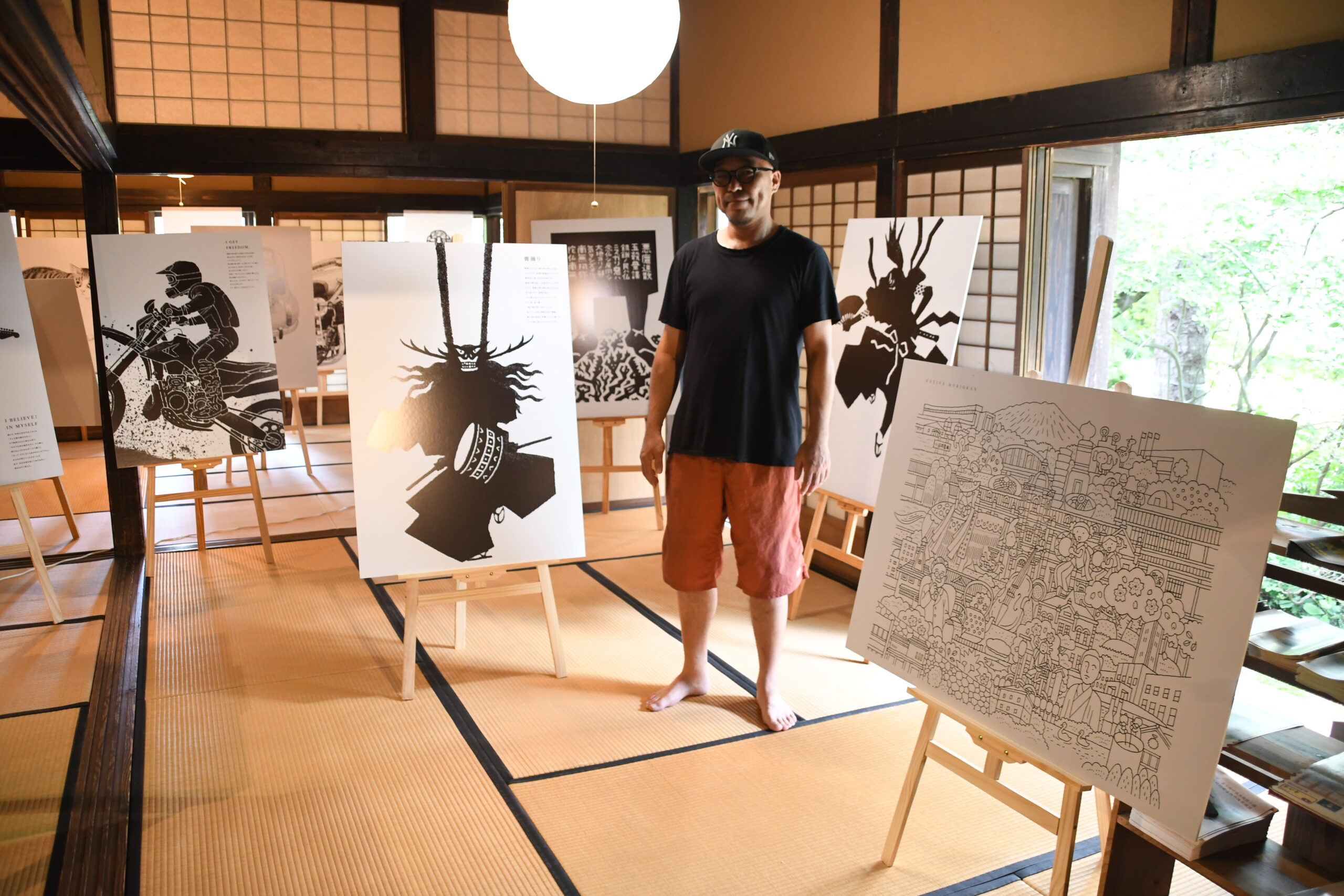 武家住宅映える「白黒」  金ケ崎伝建群で小原あきおさん作品展