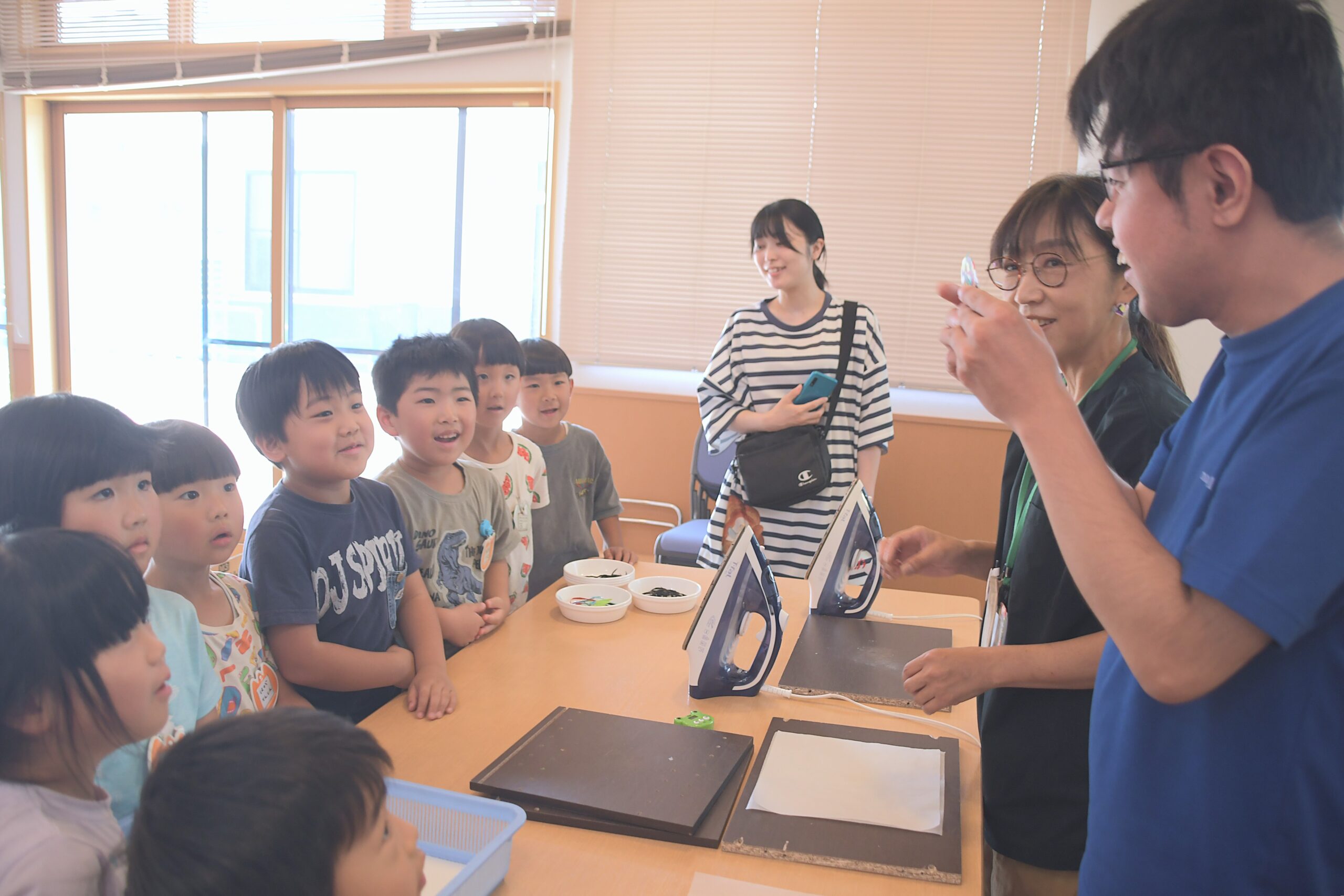 唯一無二　色彩鮮やか、 就労支援の新製品にペットボトルキャップでアート作品（江刺・わかくさ）