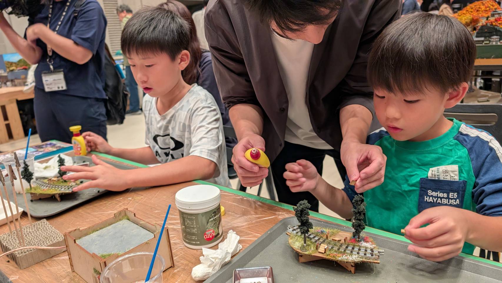 ジオラマ製作に熱中、21日まで鉄道フェス（水沢・Ｚホール）