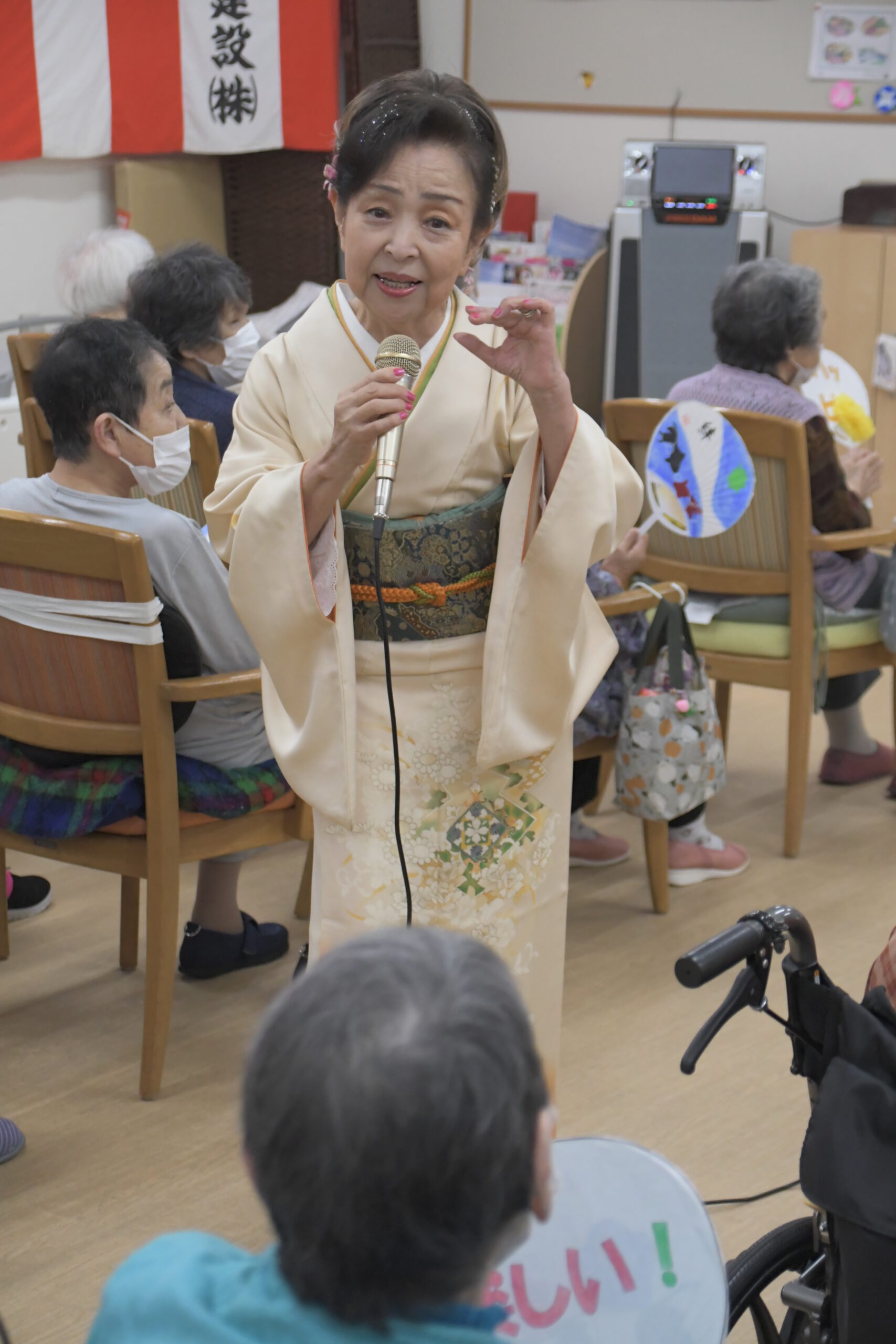 演歌歌手の高橋栄子さん（水沢）、歌声届け慰問700回