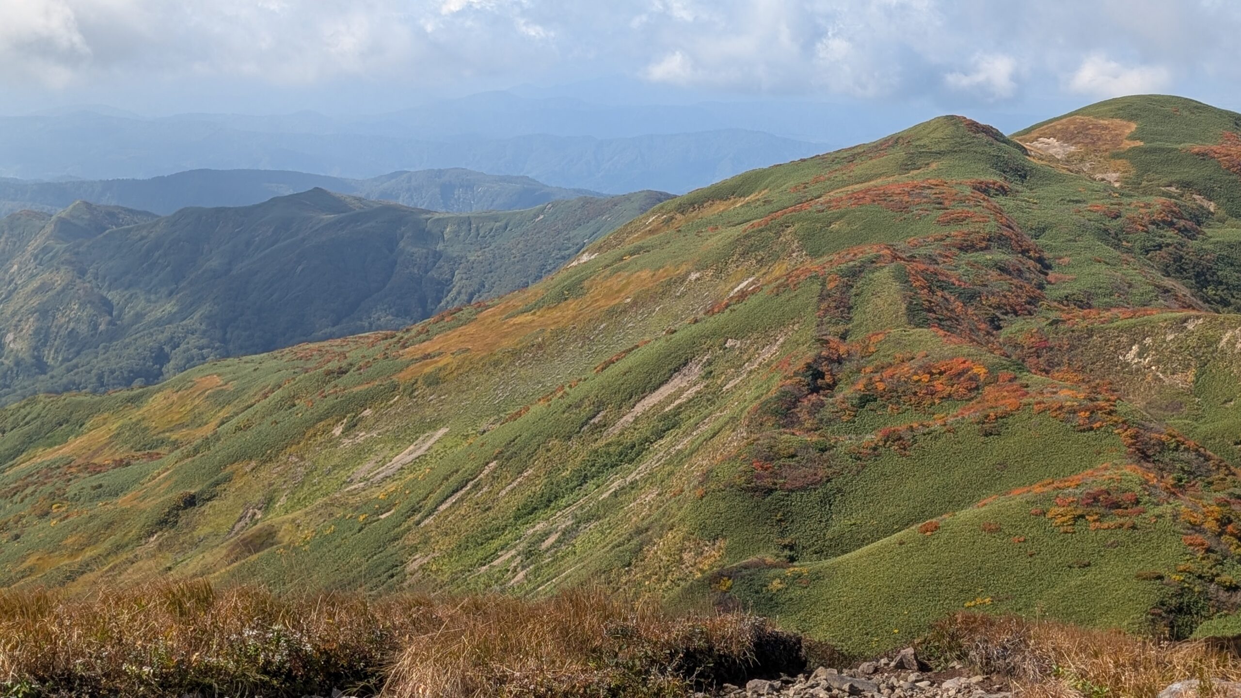 「二百名山」焼石岳頂上周辺 錦秋鮮やか登山客魅了