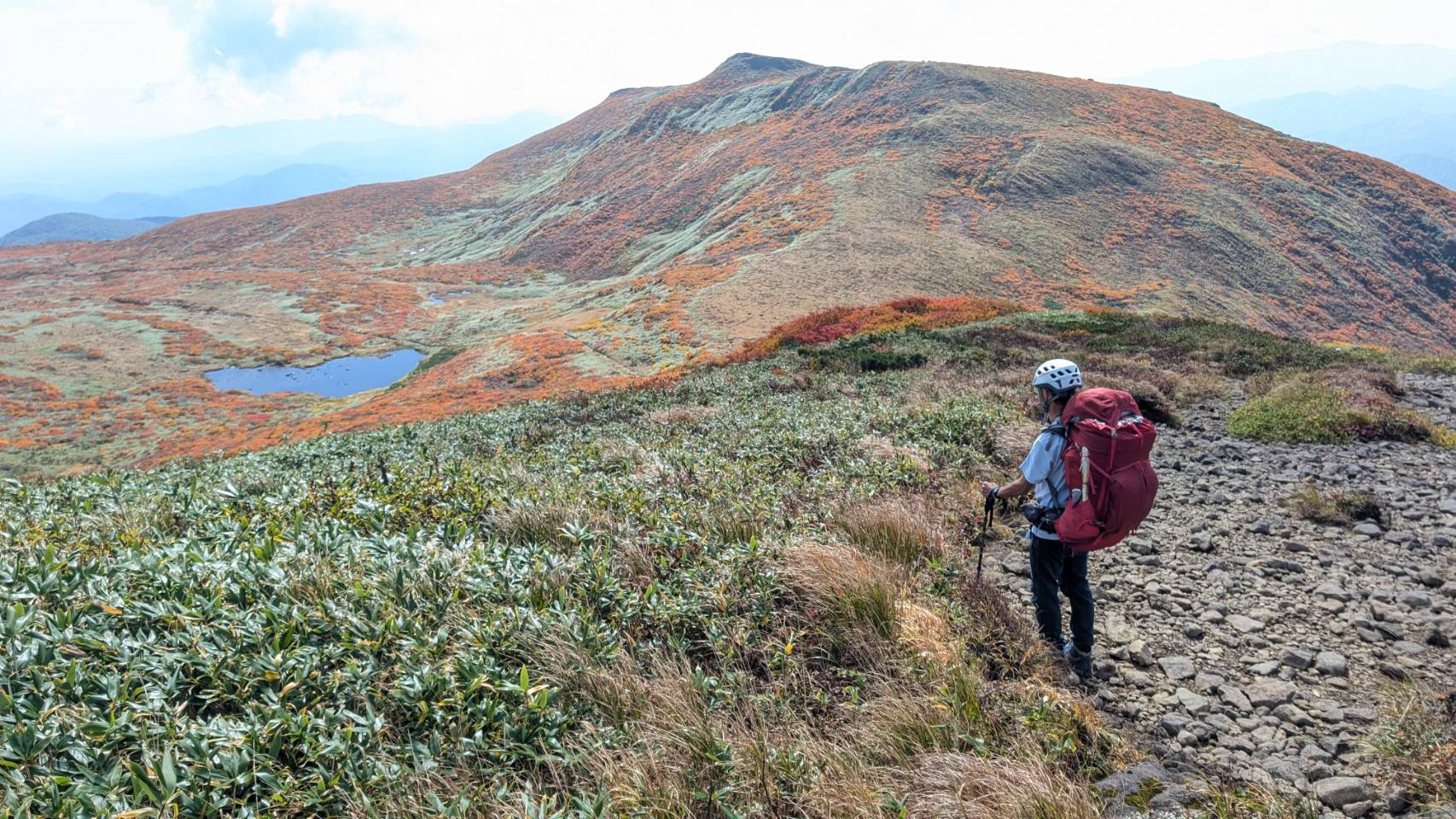 「二百名山」焼石岳頂上周辺 錦秋鮮やか登山客魅了