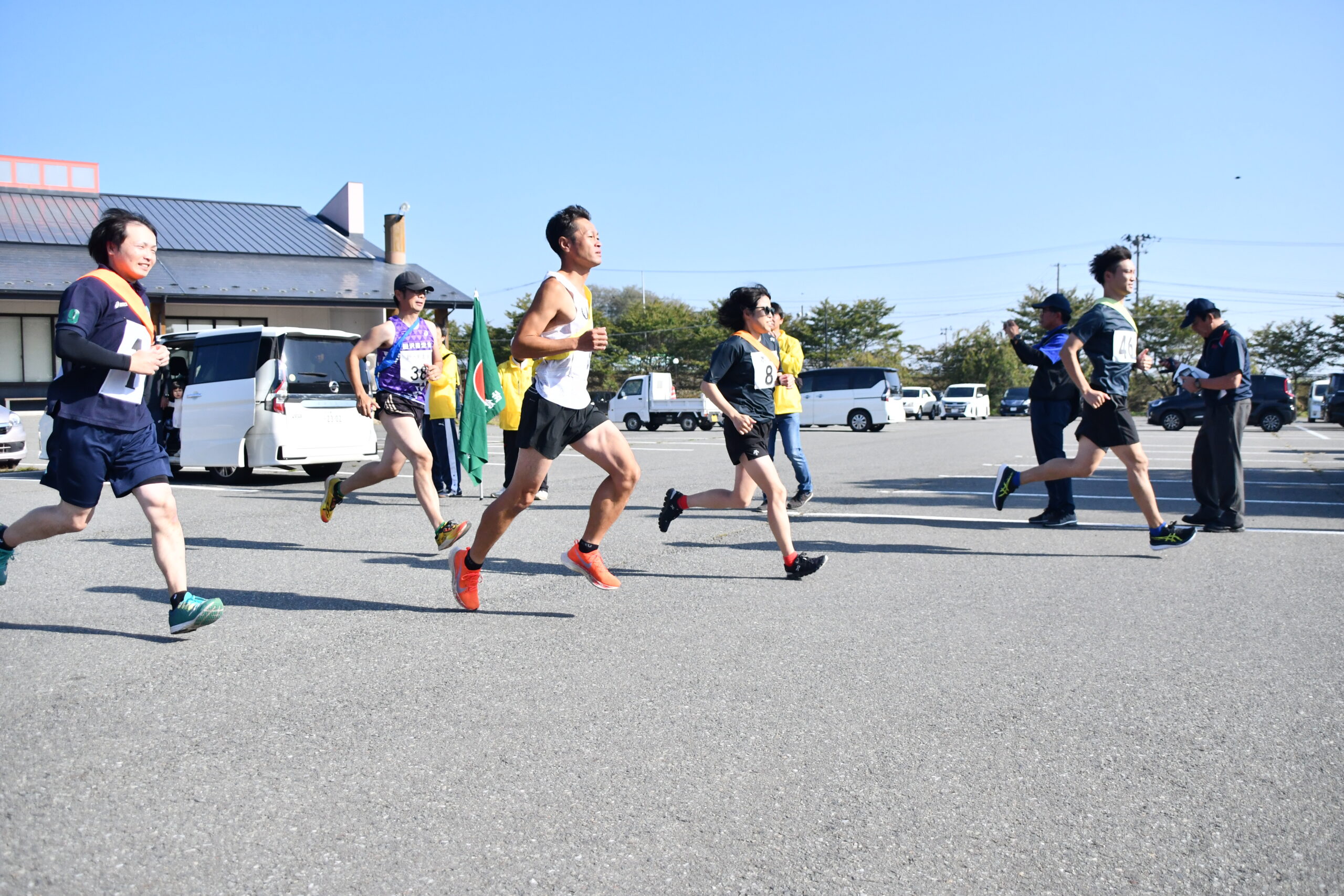 秋晴れの奥州路駆ける　勝利目指し継走大会（市陸協と本社主催）