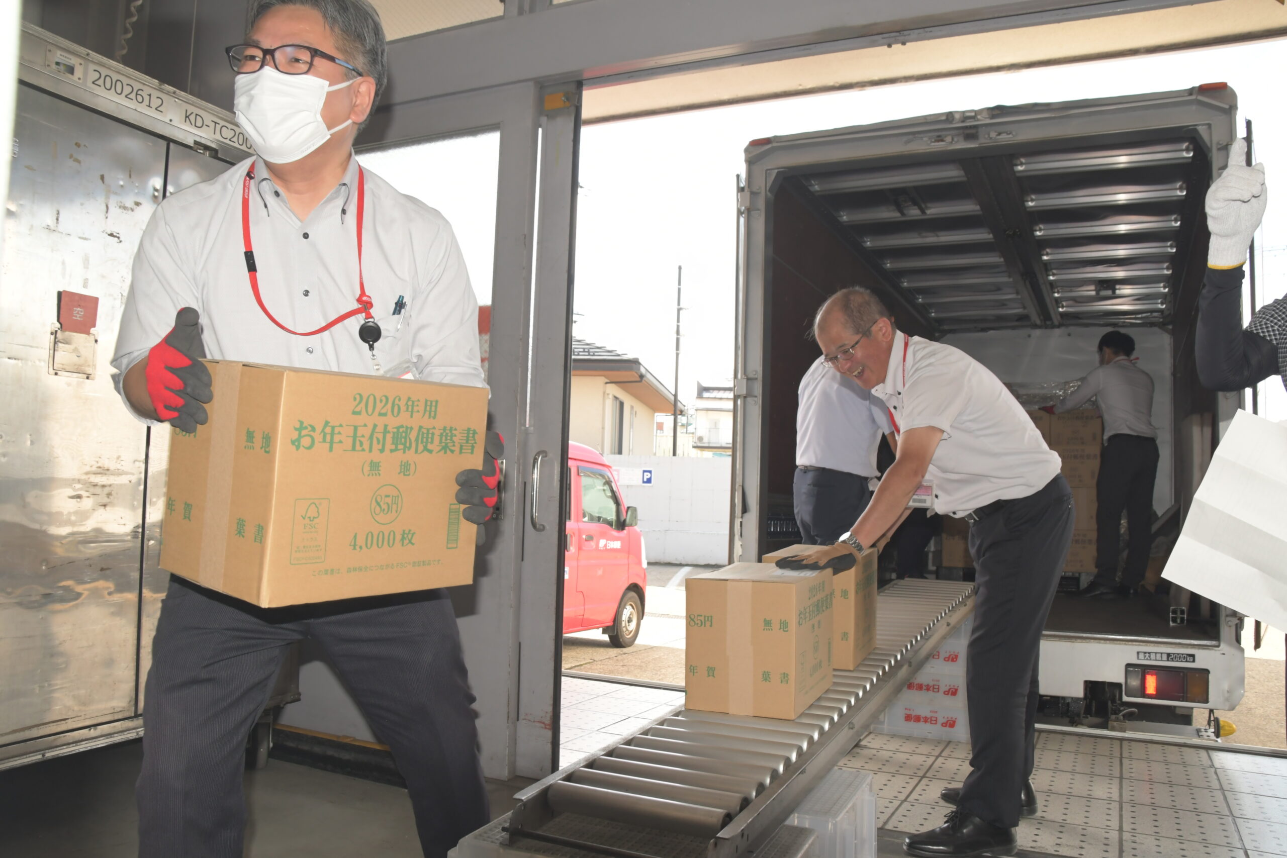 年賀状搬入早くも 水沢郵便局に16万枚余、30日に販売スタート