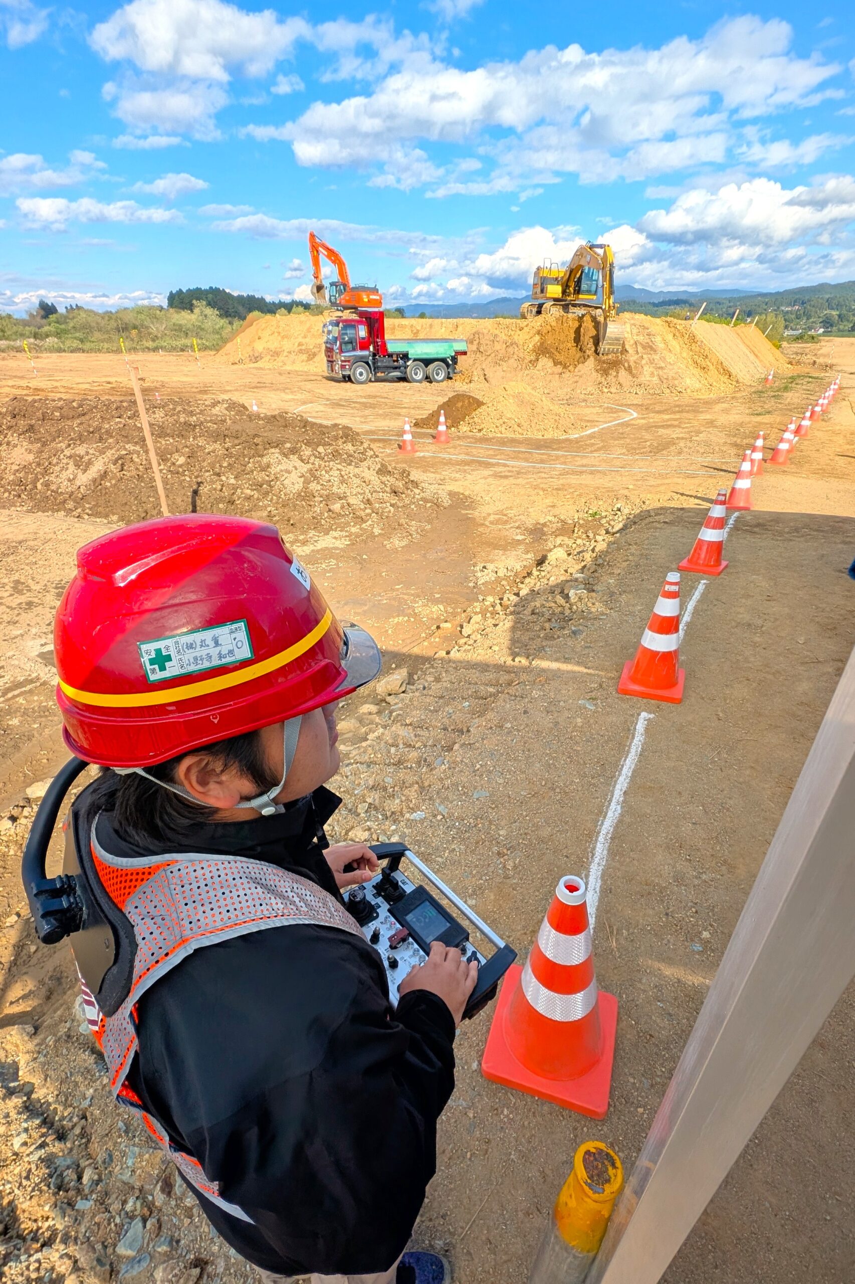 省人化、勤務環境改善に期待　遠隔操作の可能性探る土木重機公開試運転（前沢）