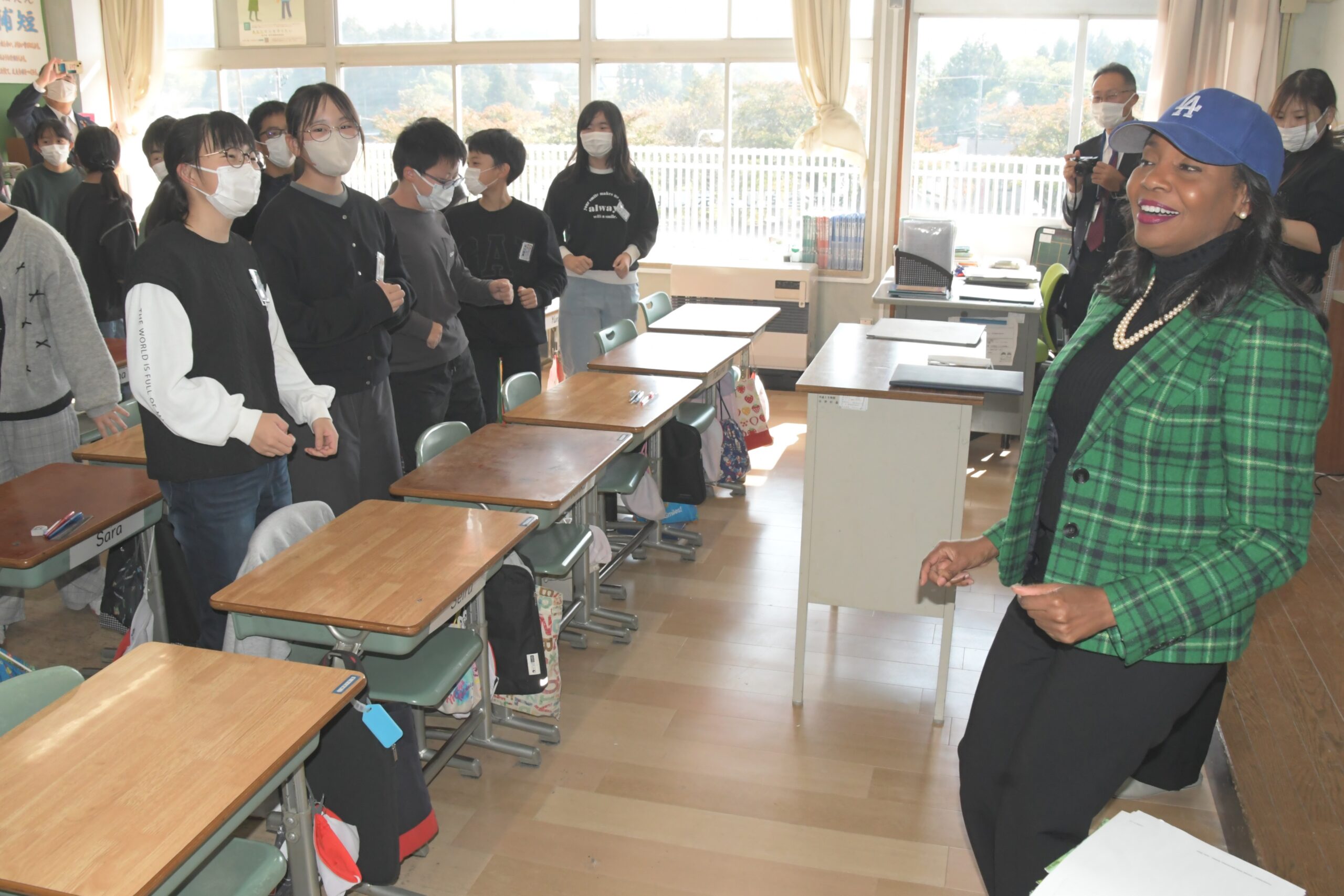 ジャマイカのリチャーズ駐日大使が笑顔と共に異文化交流、江刺ひがし小で特別授業