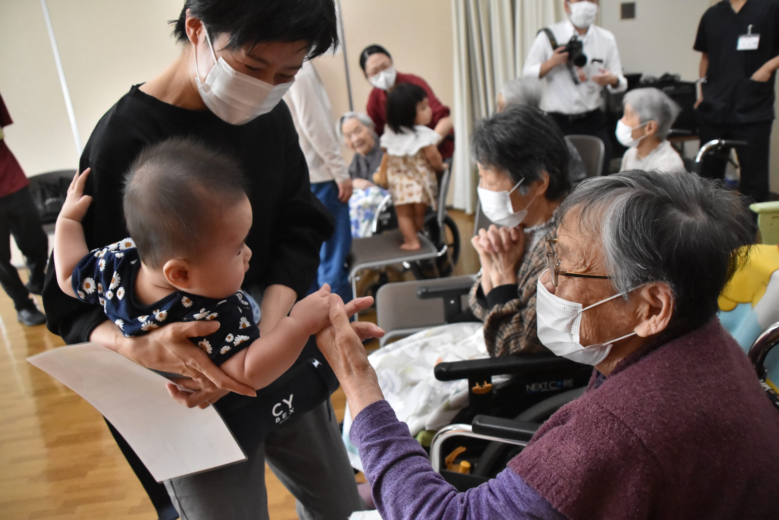 業務は利用者を笑顔に  “赤ちゃん職員”、特養ホームを自由に散歩（奥州いさわ会）