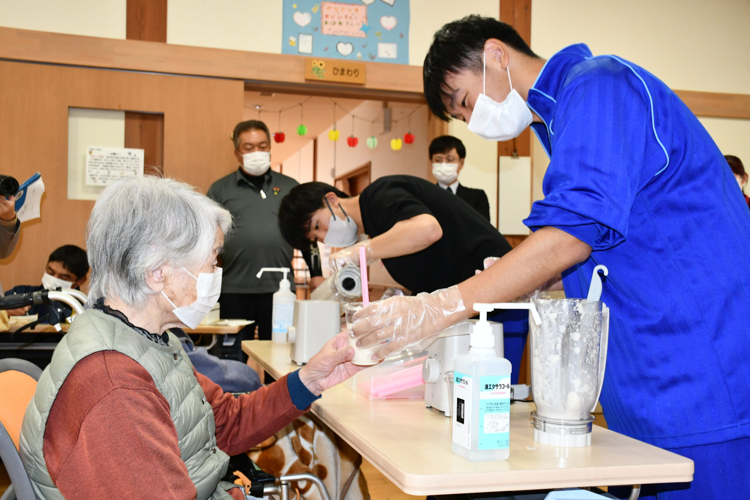 特製スムージーどうぞ 水沢農高生が高齢者と交流