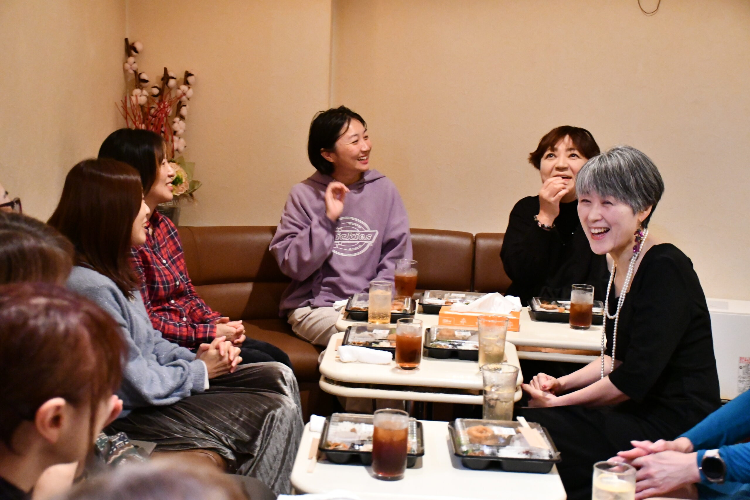 笑い、手放す心の重荷  子の不登校や引きこもり　母親ら悩み語らう「スナック誠子」（水沢）