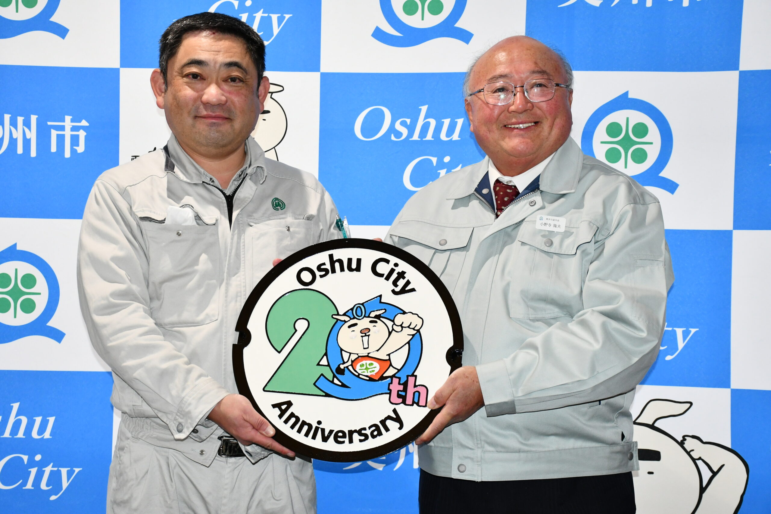 奥州市制施行20周年を記念で特製マンホールふた（水沢鋳工所）