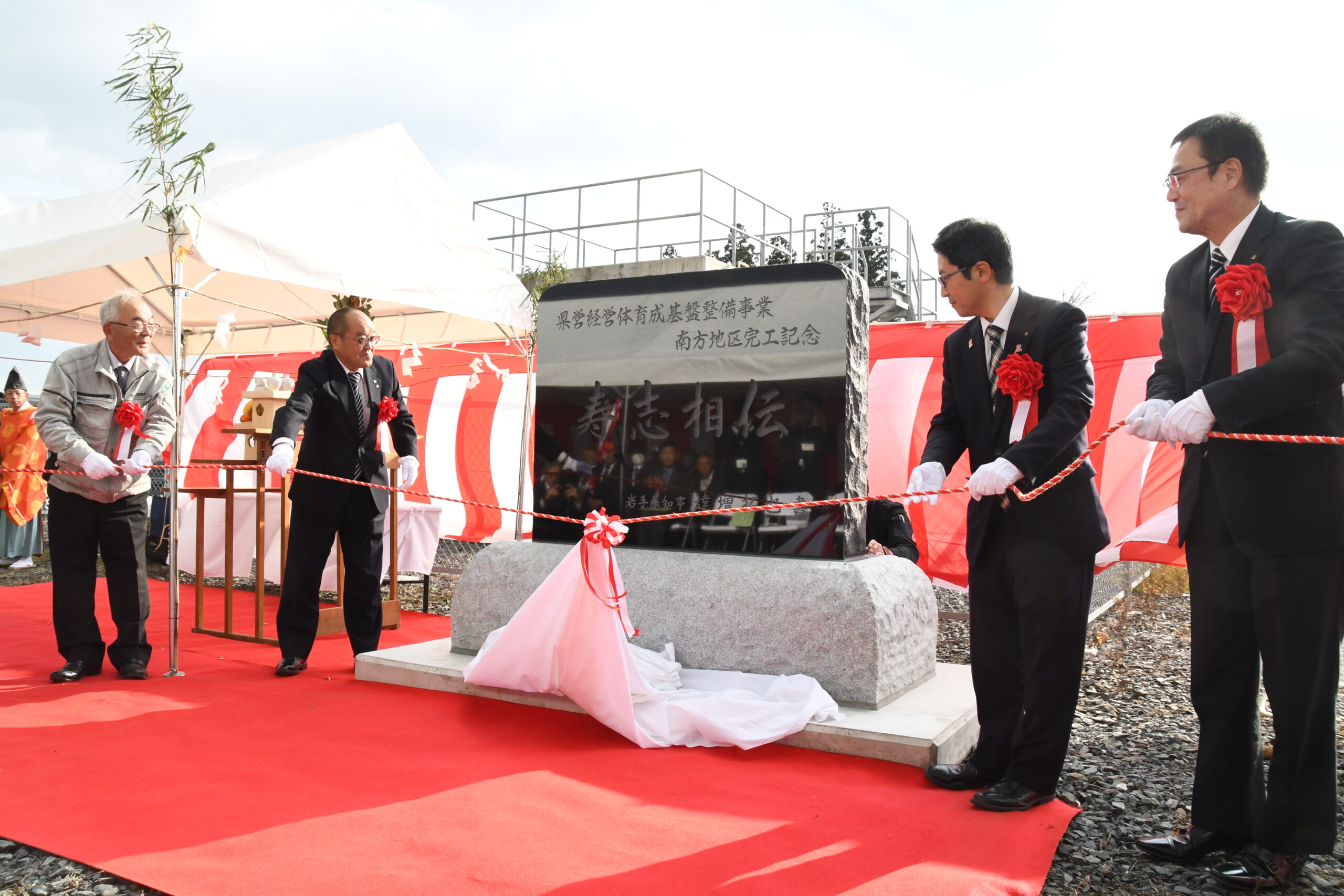 実り豊かな大地育む   県営基盤整備事業南方地区完工で記念碑（胆沢小山）