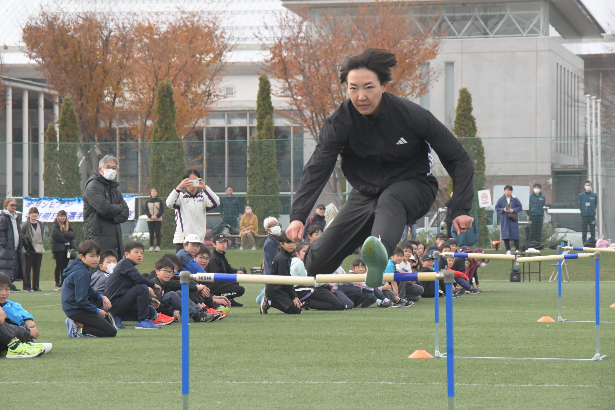 走りのプロ　基本伝授、陸上女子ハードル寺田さん招き「教室」（江刺）