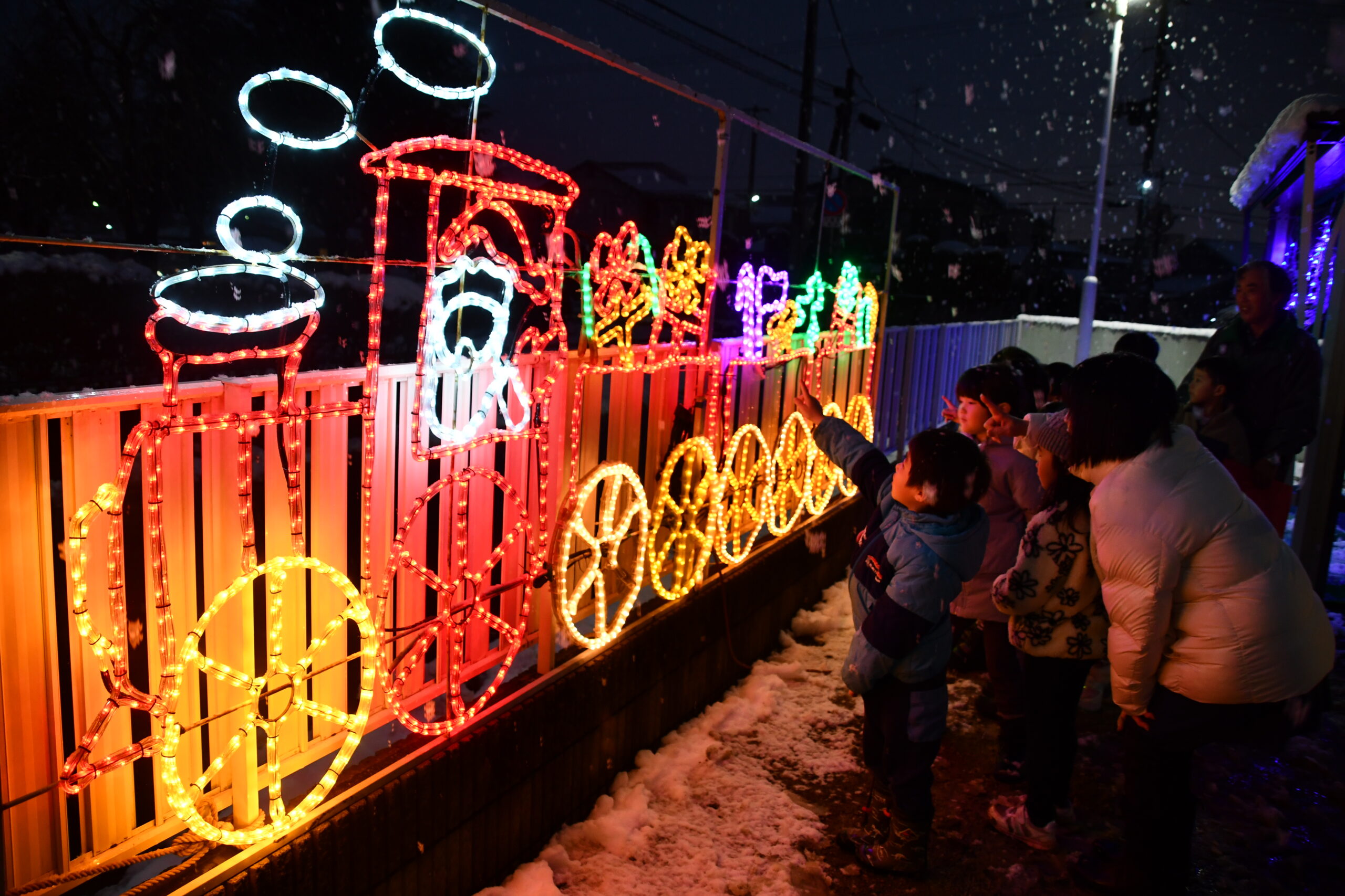 きらめく冬　弾む声  イルミネーション輝く（水沢・むつみこども園）