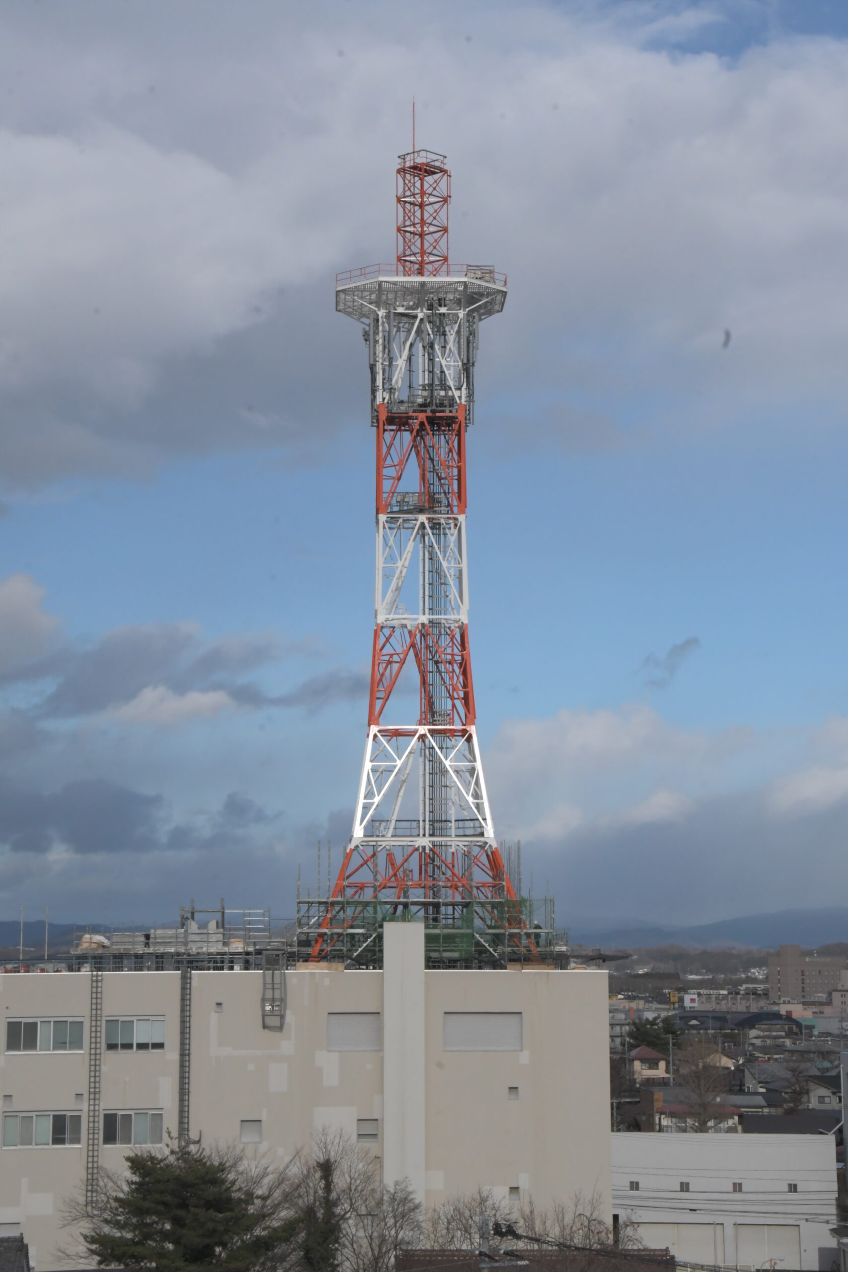 航空法の定めで赤白に NTT水沢鉄塔