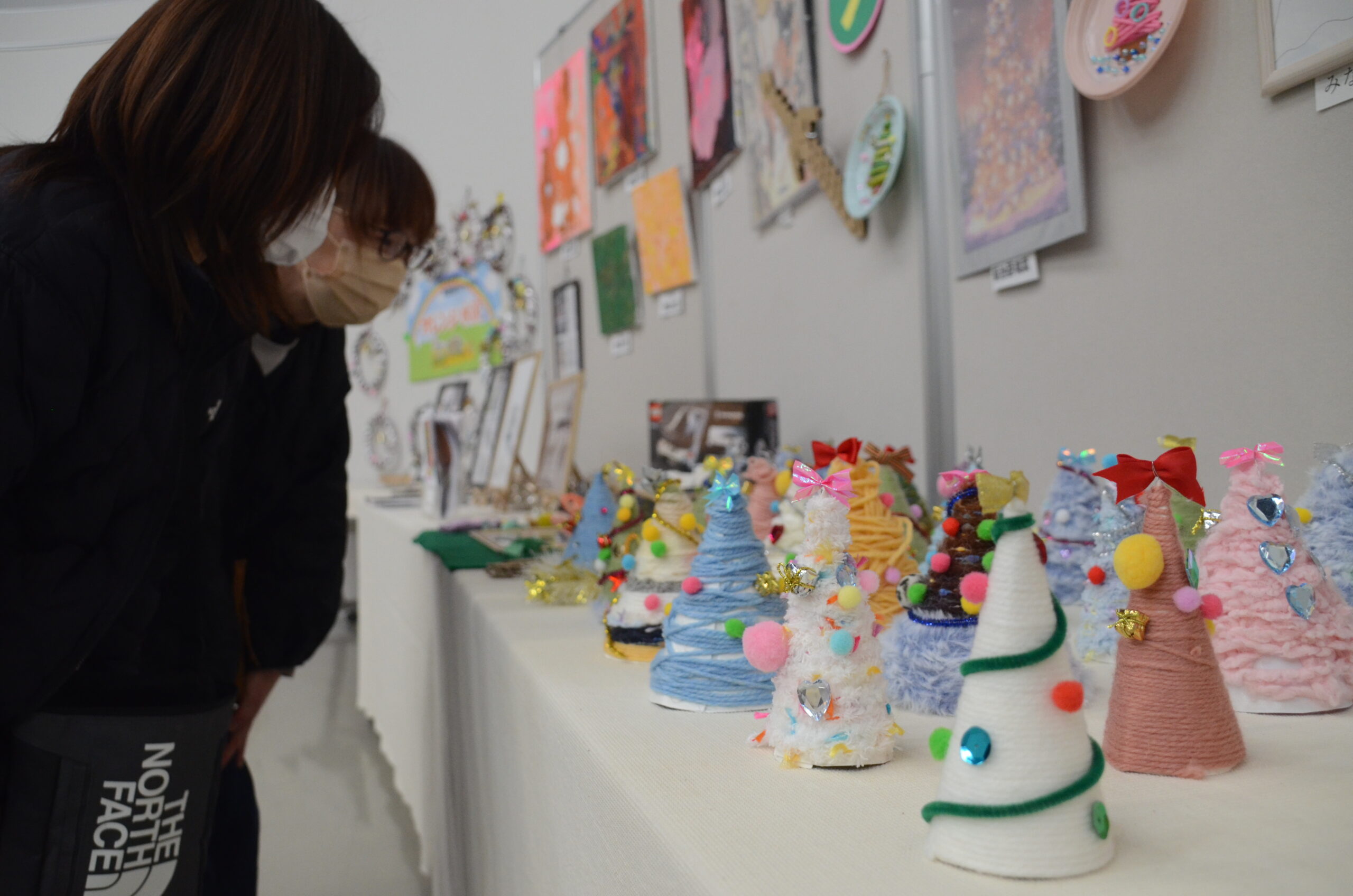 展示通し触れ合う心 １７福祉事業所から書や絵画など３００点　作品展あすまで（めんこい美術館）