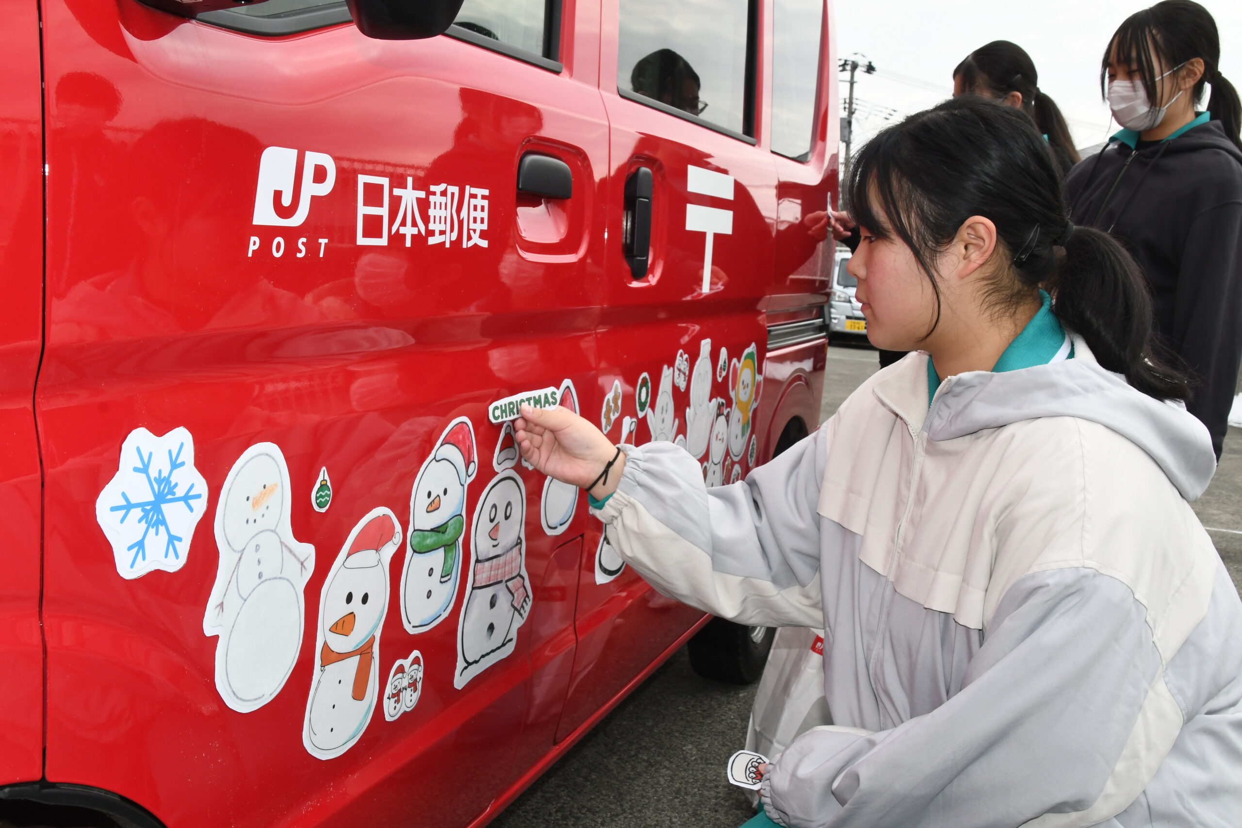 地域再生PJに取り組む衣川中生、郵便車両やポスト装飾
