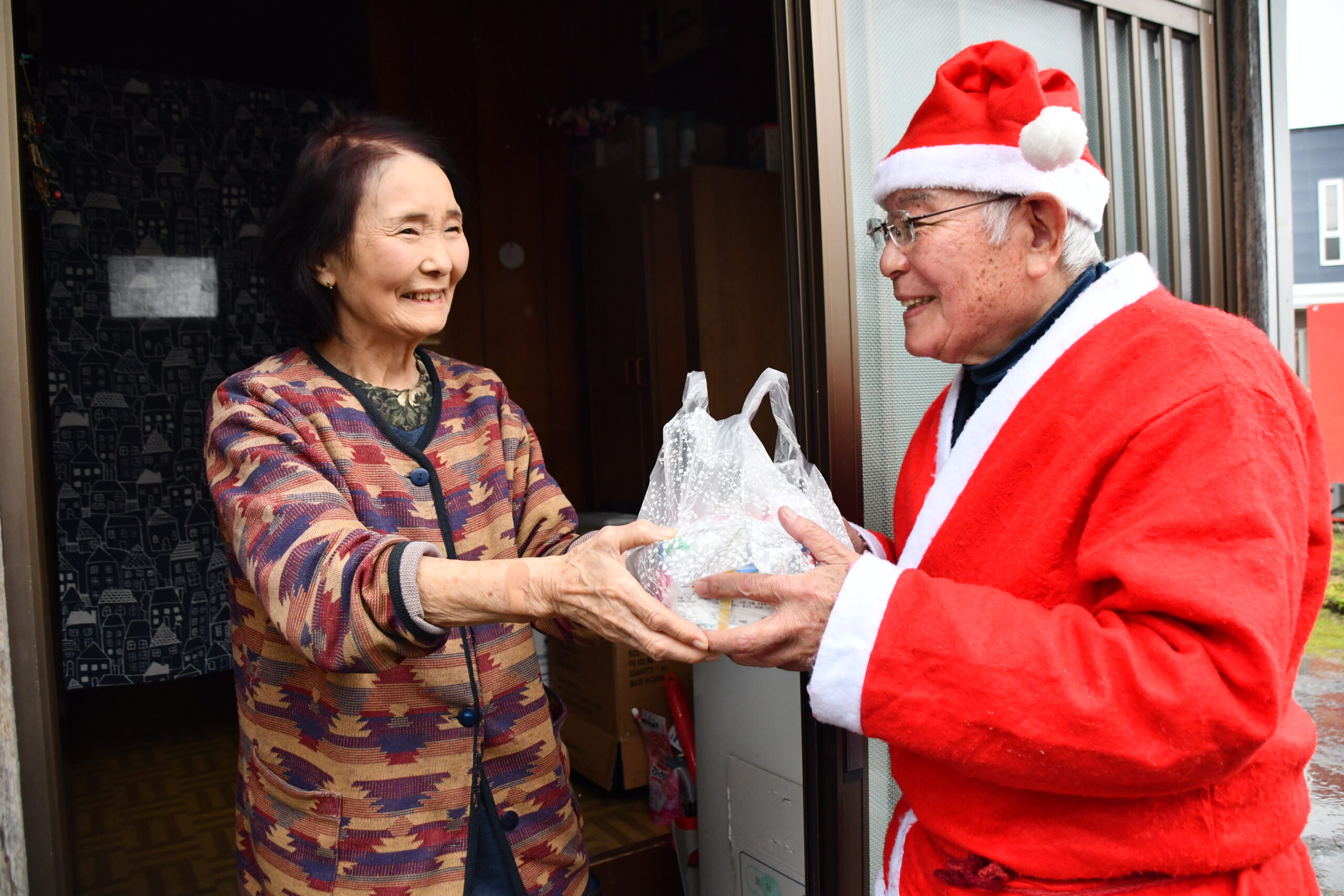 笑顔届けるクリスマス　高齢者世帯巡り、手から手へ（水沢佐倉河のＮＰＯ）