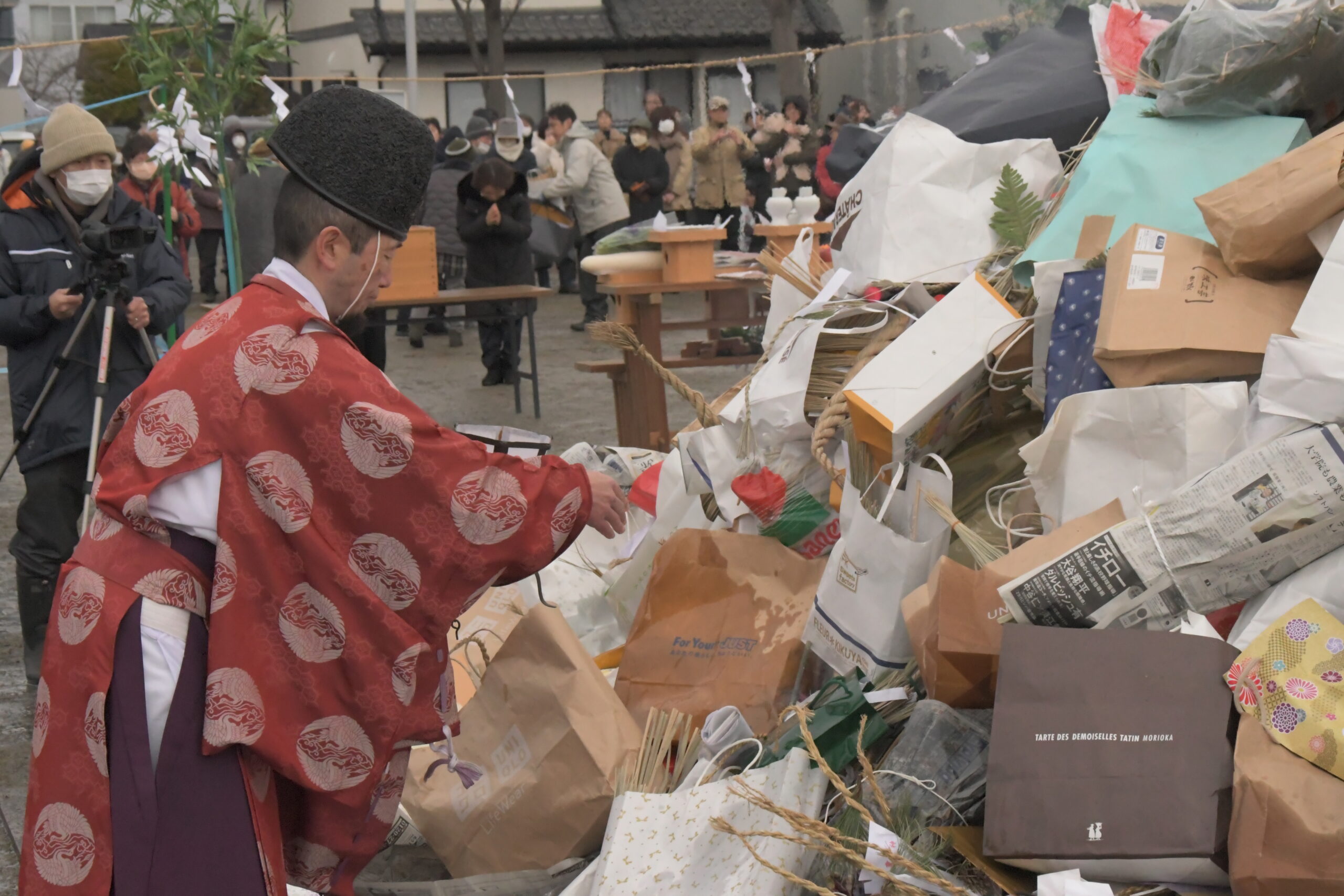 正月飾りをたき上げ 商議所青年部、江刺でどんと祭
