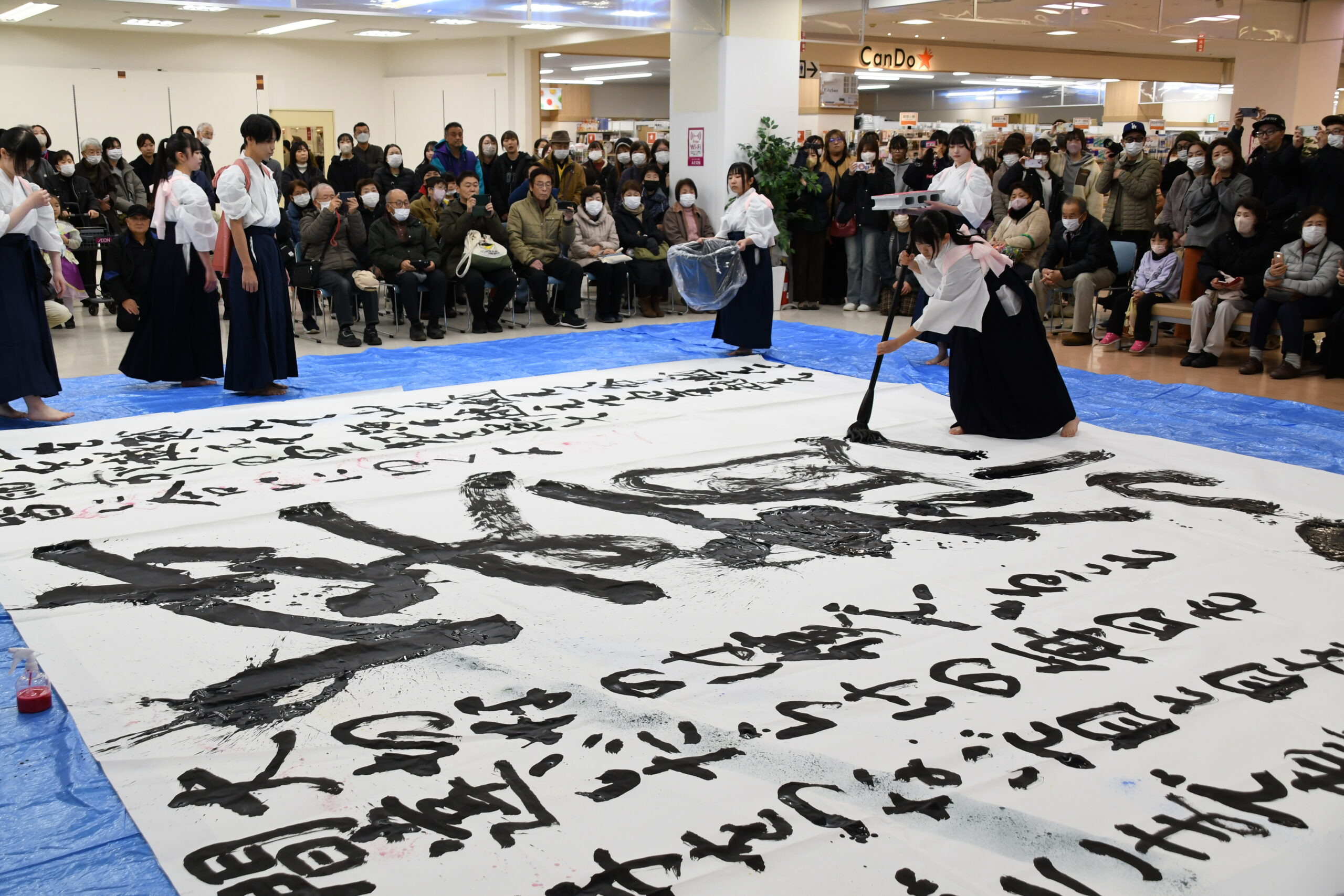 願う多幸　筆に込め（水沢高書道部、イオン前沢で披露）