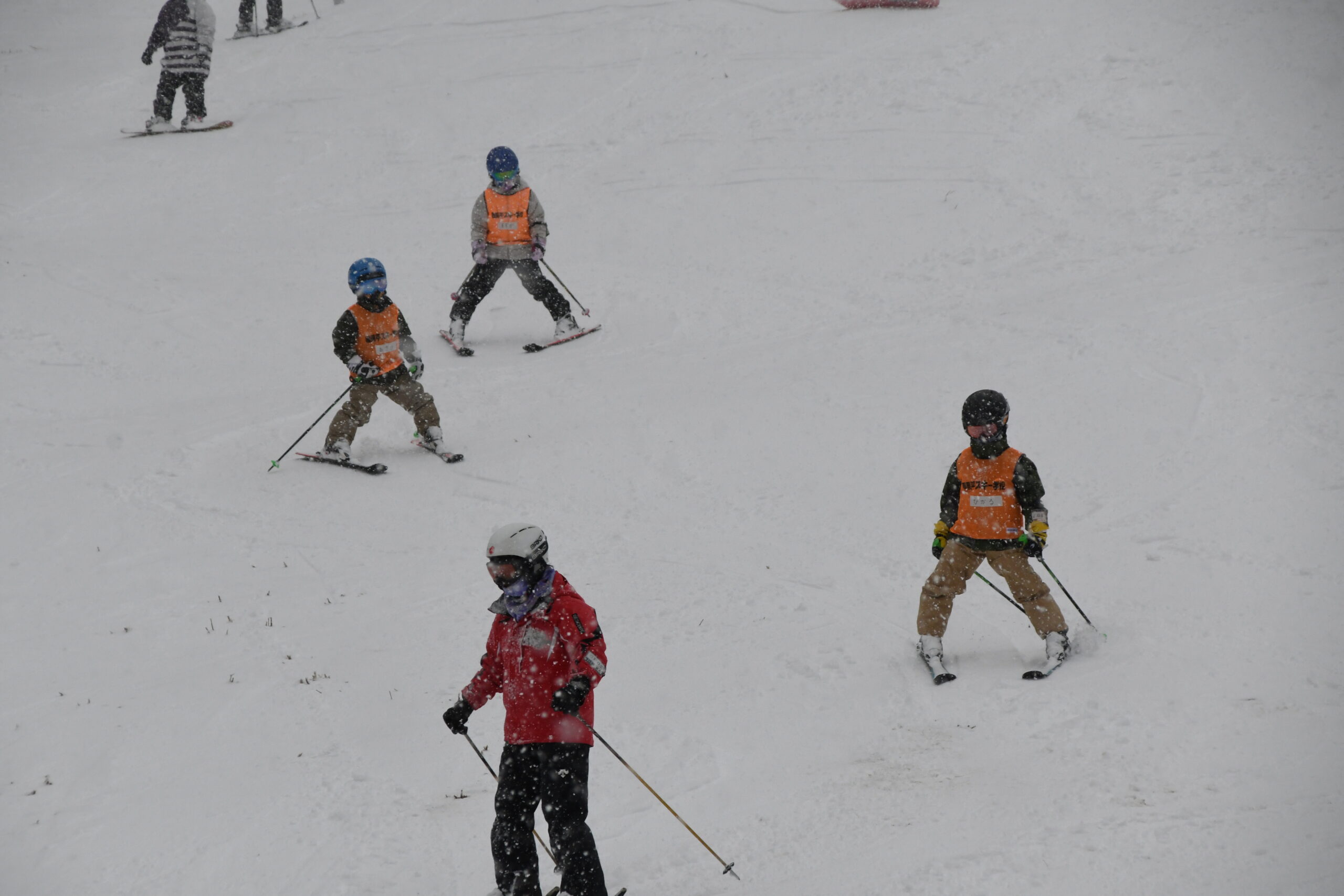 冷え込みなんの ゲレンデに歓声（衣川）