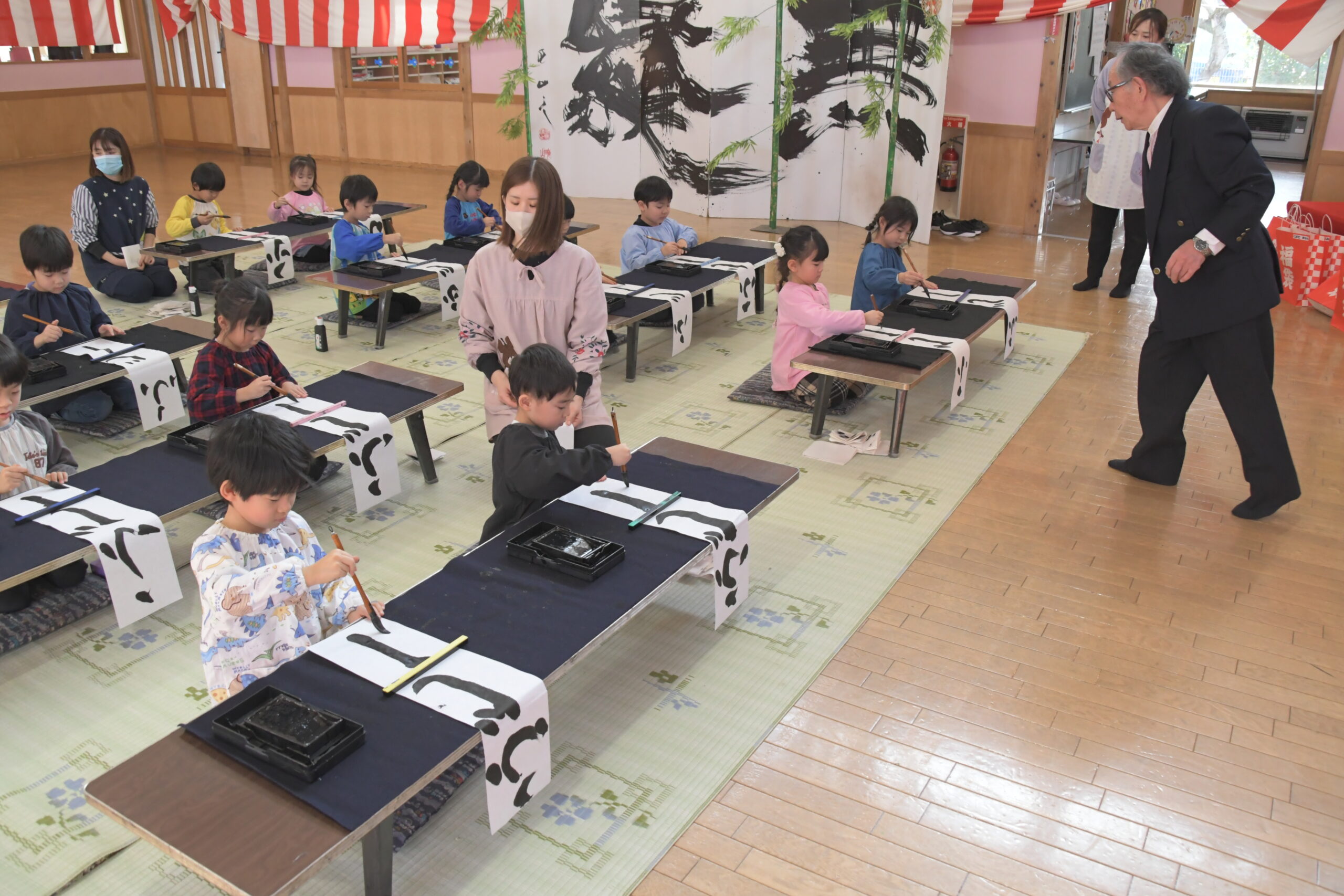 心清く堂々と一筆、江刺の暁学園 書き初め続け半世紀