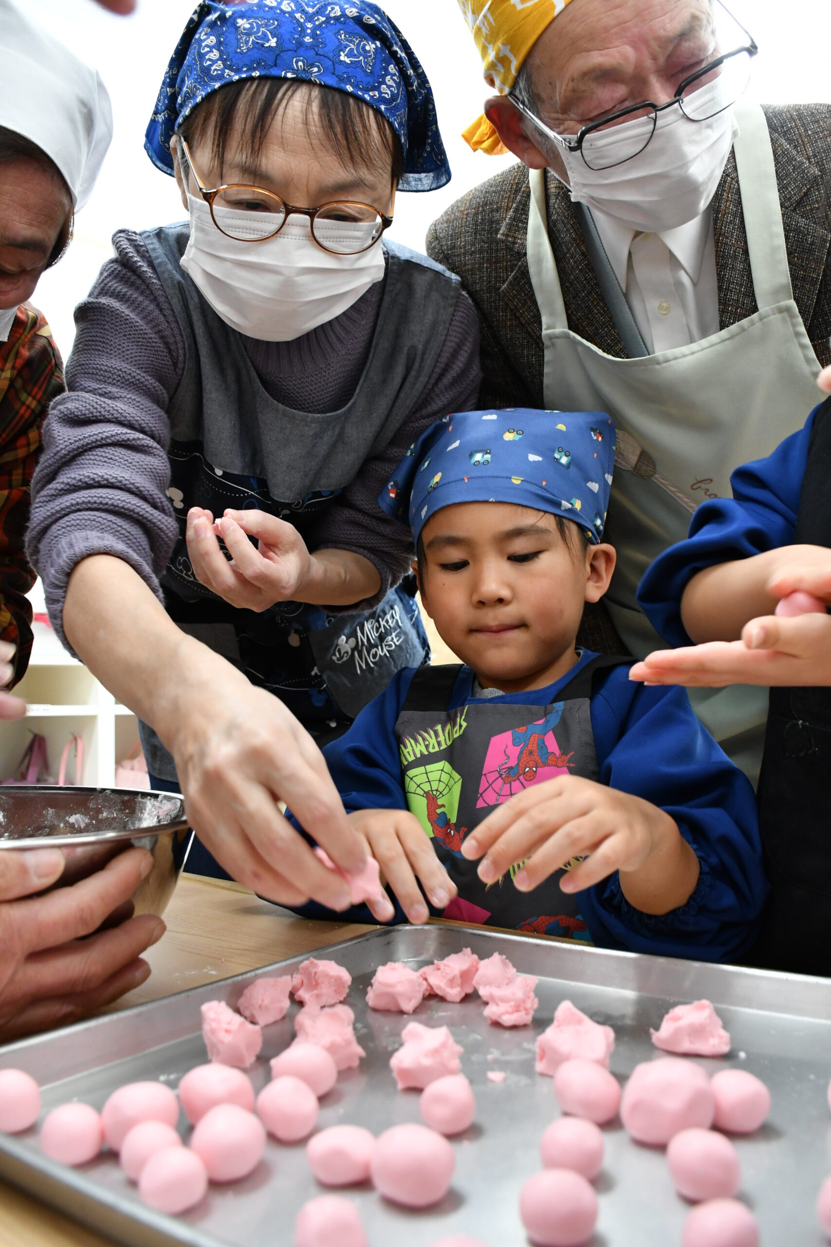 健康願いミズキ飾り 江刺愛宕で園児と高齢者交流