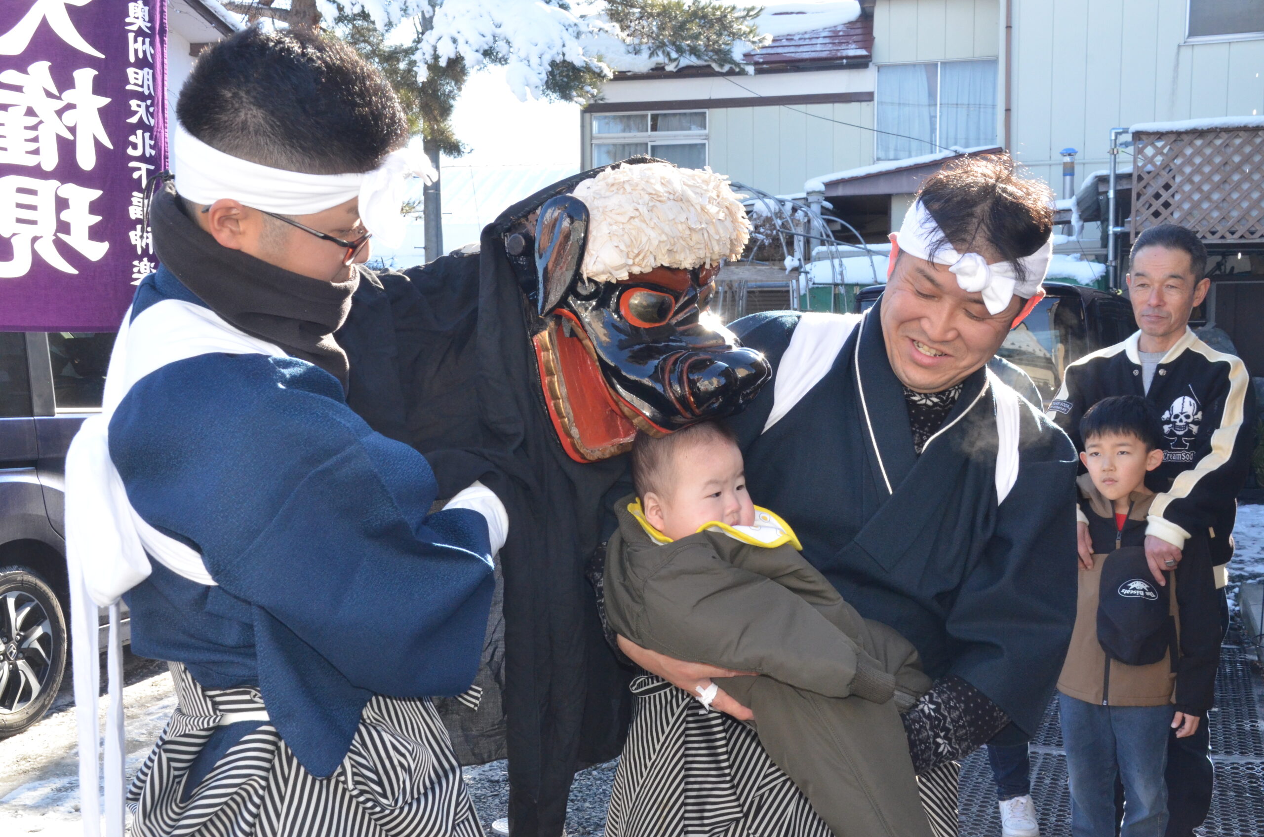 家内安全、五穀豊穣願い込め――  稲荷田大権現が門付（水沢）