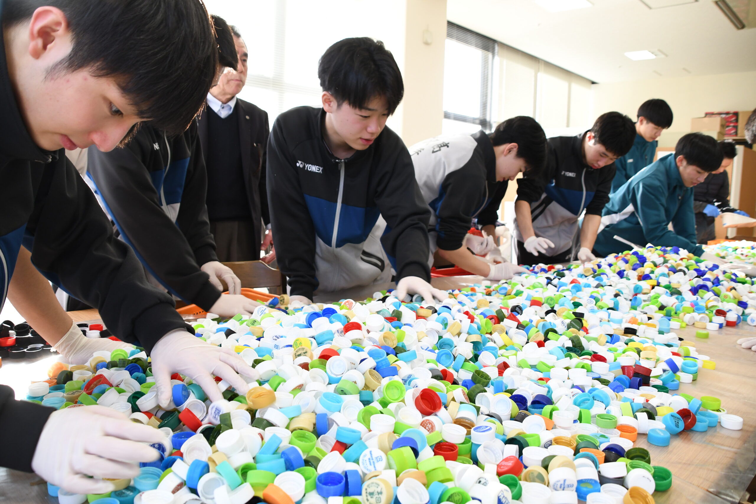 途上国の児童へワクチン支援　エコキャップ選別作業に協力（前沢高バドミントン部）
