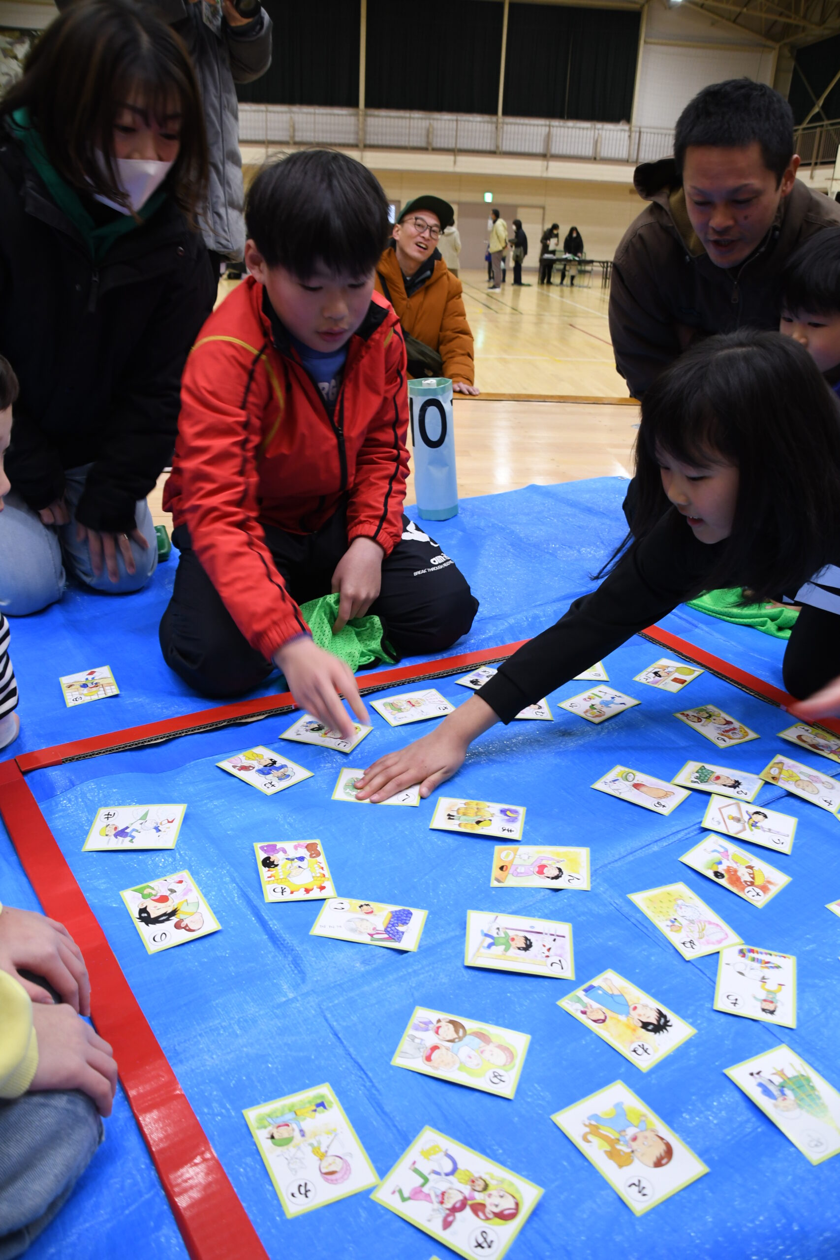 方言聞き取り札狙う  かるた大会、世代間交流（胆沢南都田）