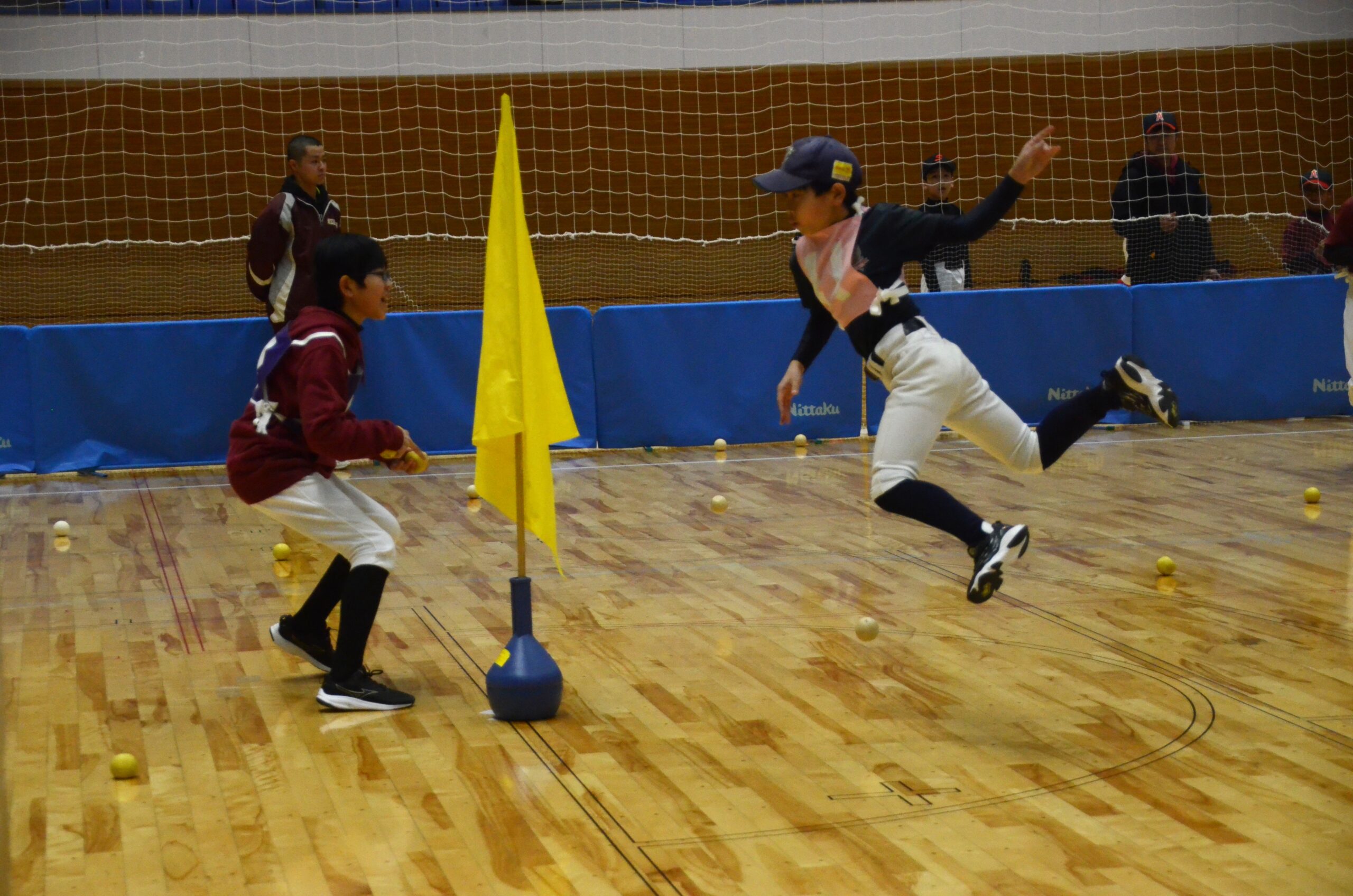 攻防一進一退　熱く（Zアリーナで室内雪合戦）