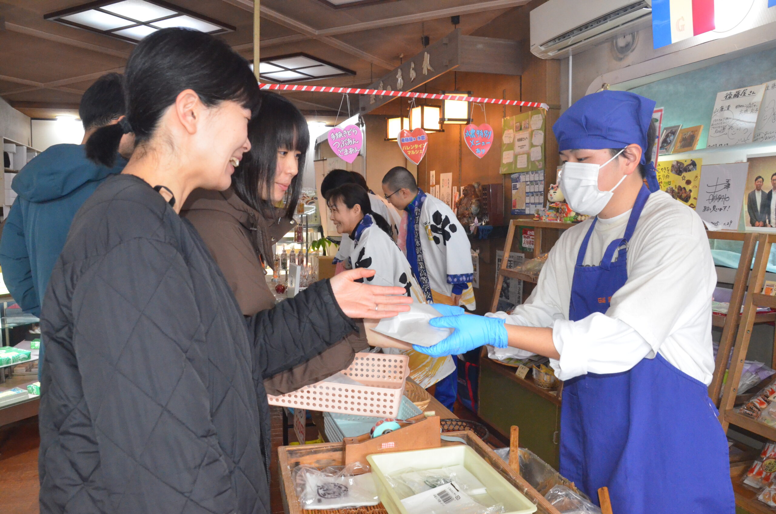 訳ありリンゴ活用し開発商品、実演販売　大にぎわい