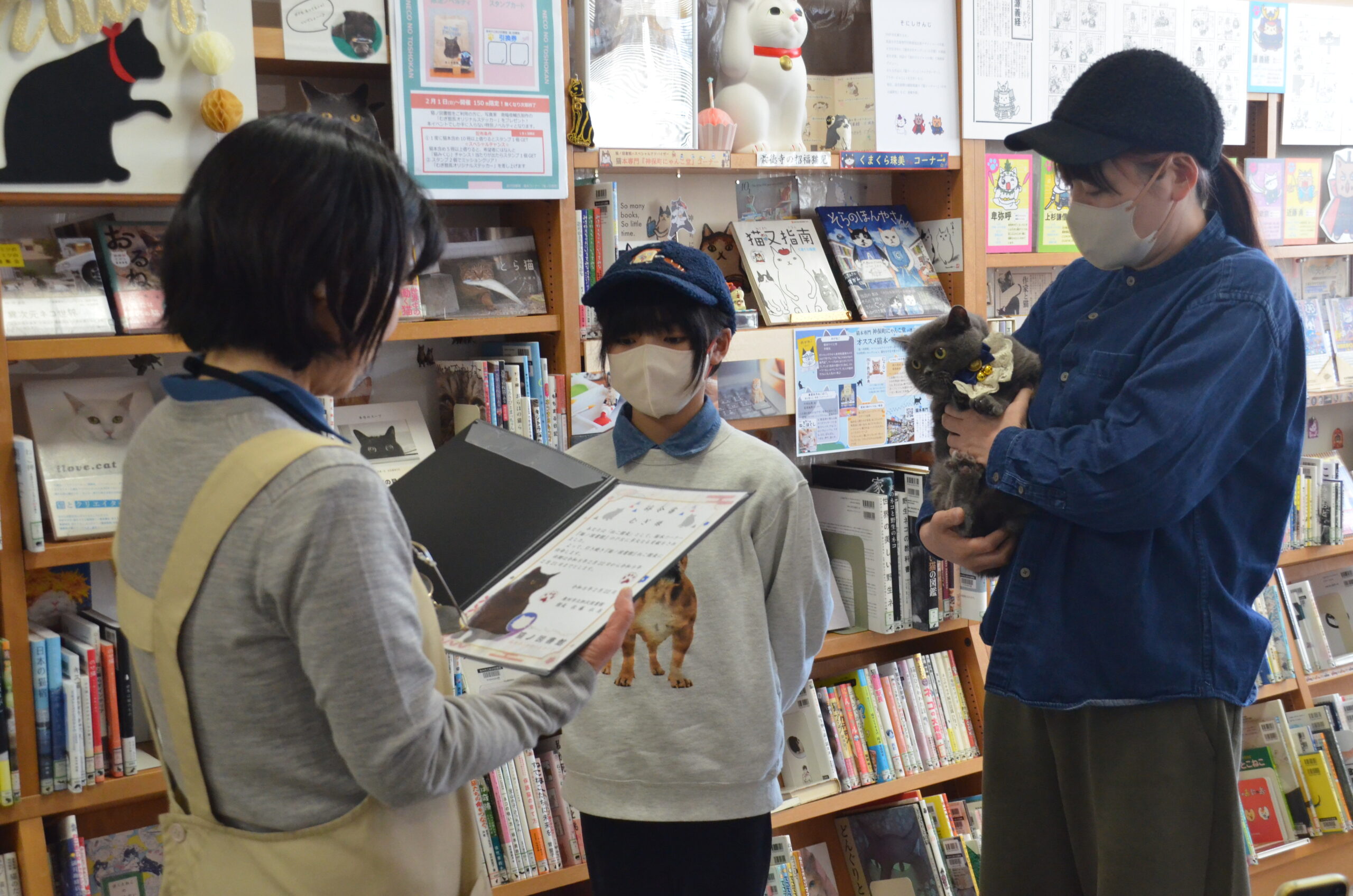 “猫ノ図書館”９周年 むぎ館長に再任辞令（胆沢）