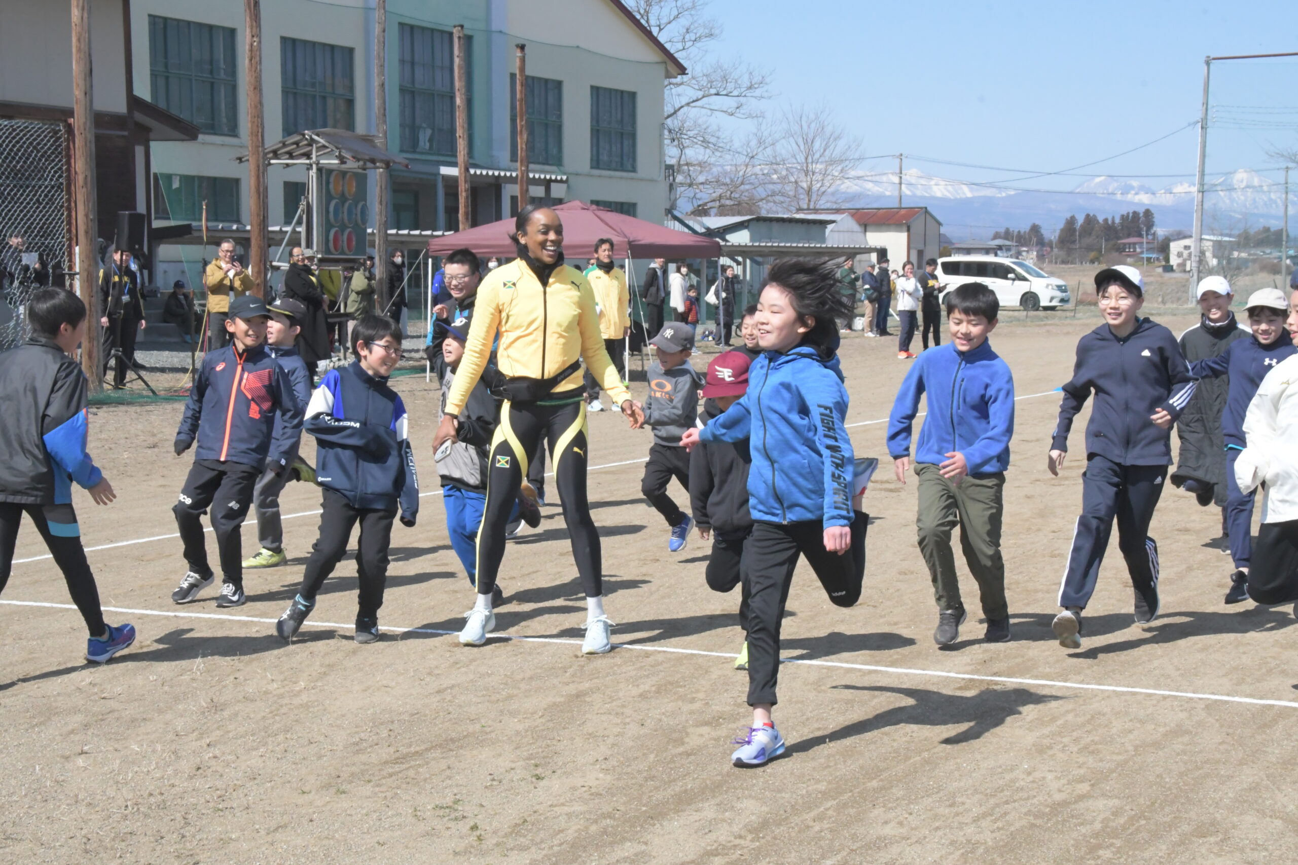 世界トップレベル間近に ジャマイカ出身陸上メダリスト デイさん、児童生徒を指導（水沢）