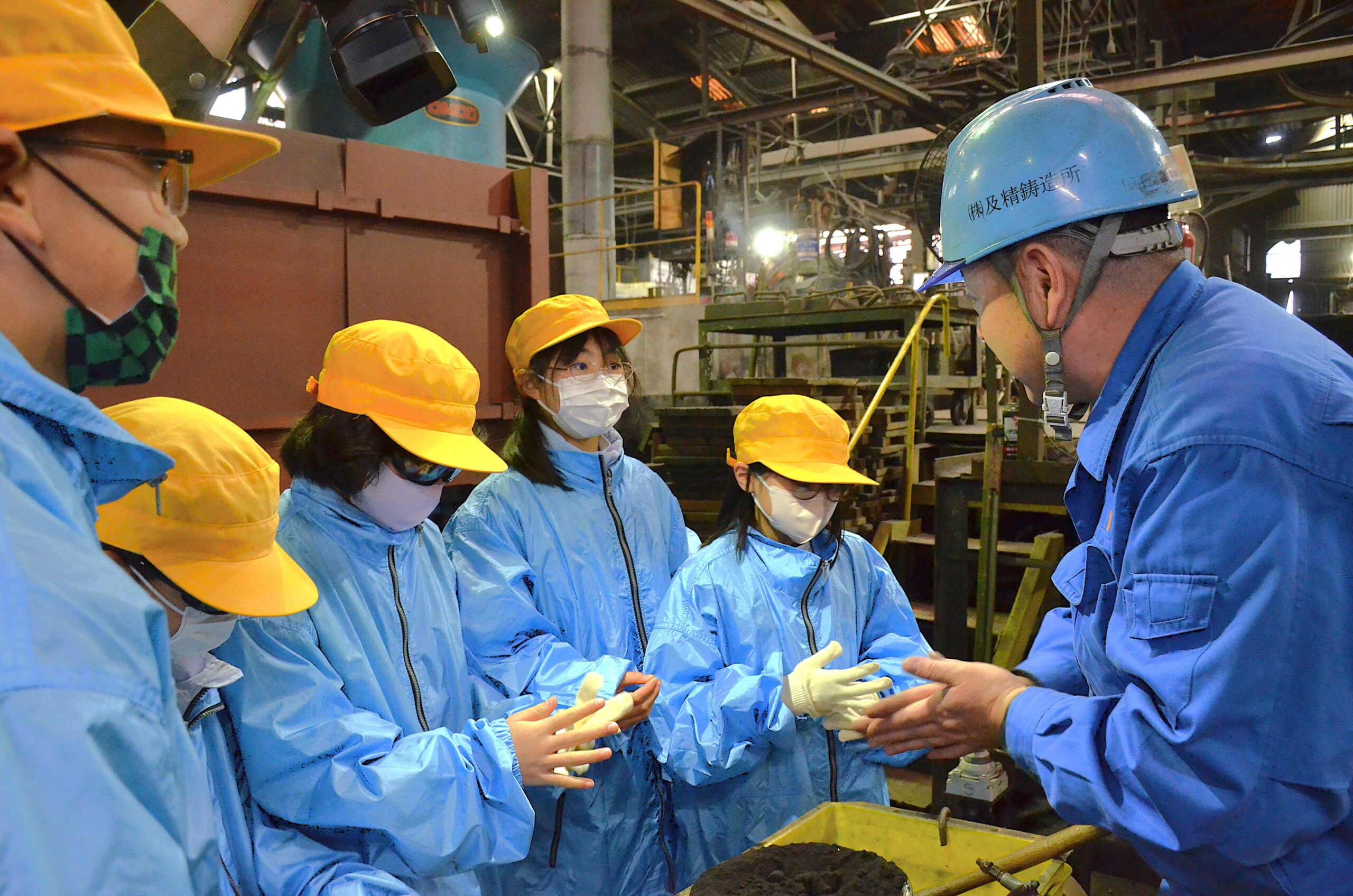 鋳造工程　五感で学ぶ、親子参加し水沢で体験教室（北上川流域ものづくりネット）