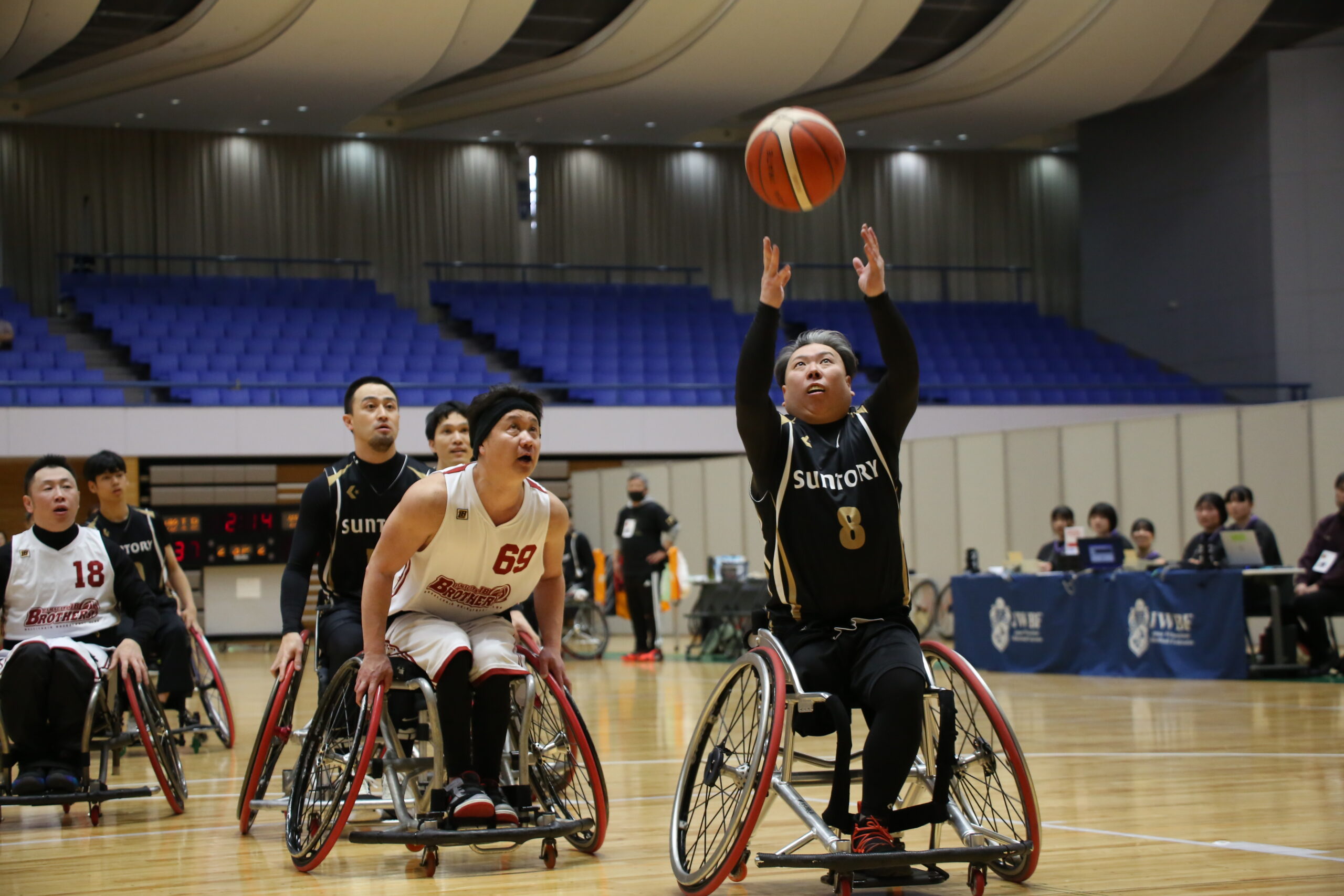 車いすバスケ 迫力プレー　熱戦展開