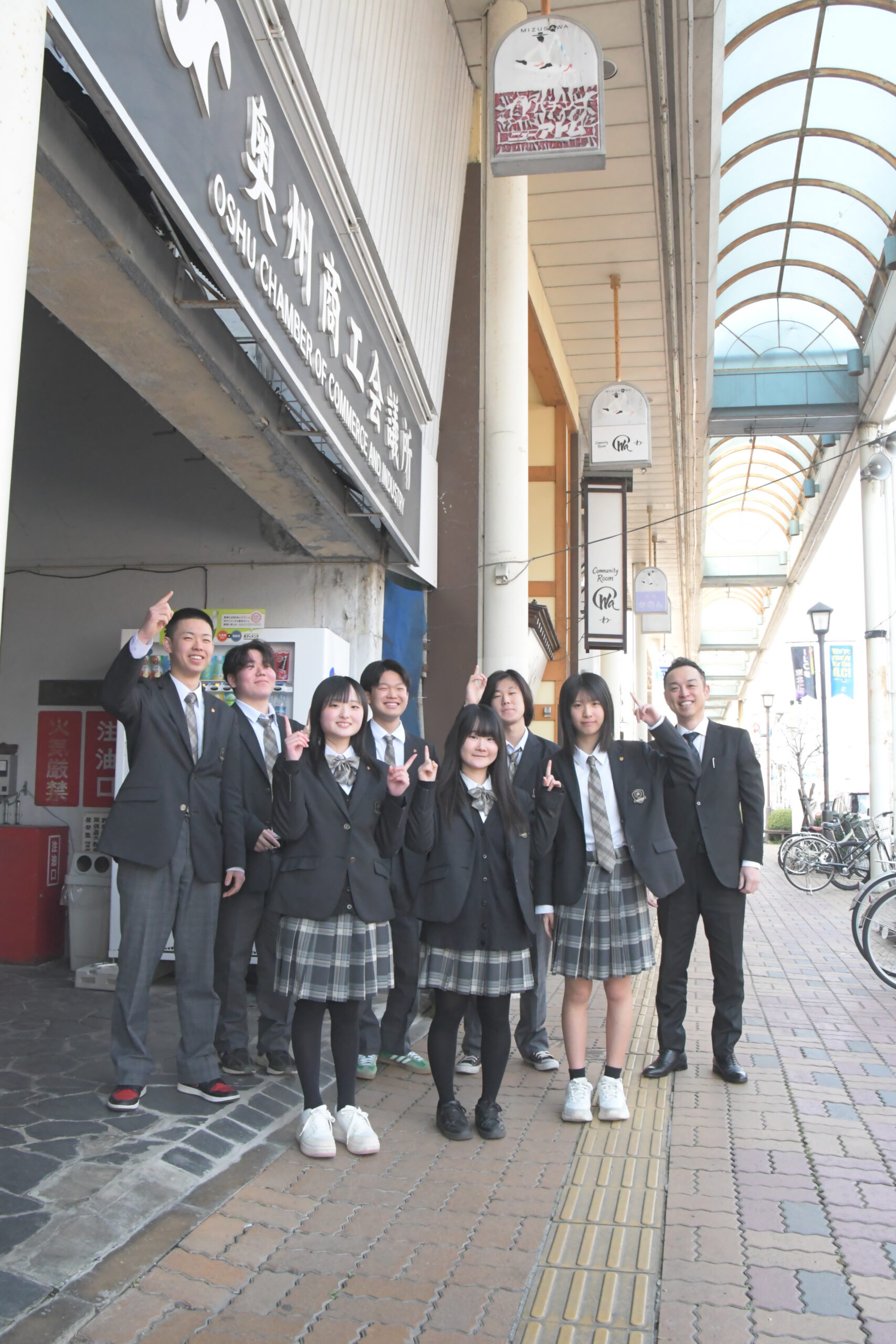 駅通り明るくしようぜ、水沢高軽音部演奏をＢＧＭに