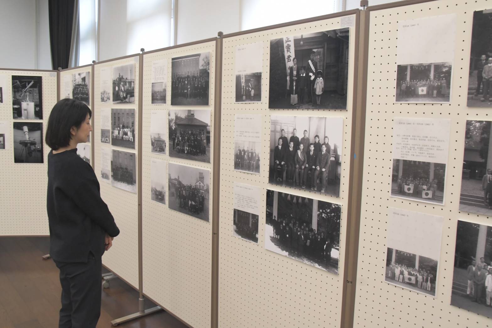 戦時中の緯度観測所の人々　姿を今に（水沢・宇宙遊学館、22日まで写真展）