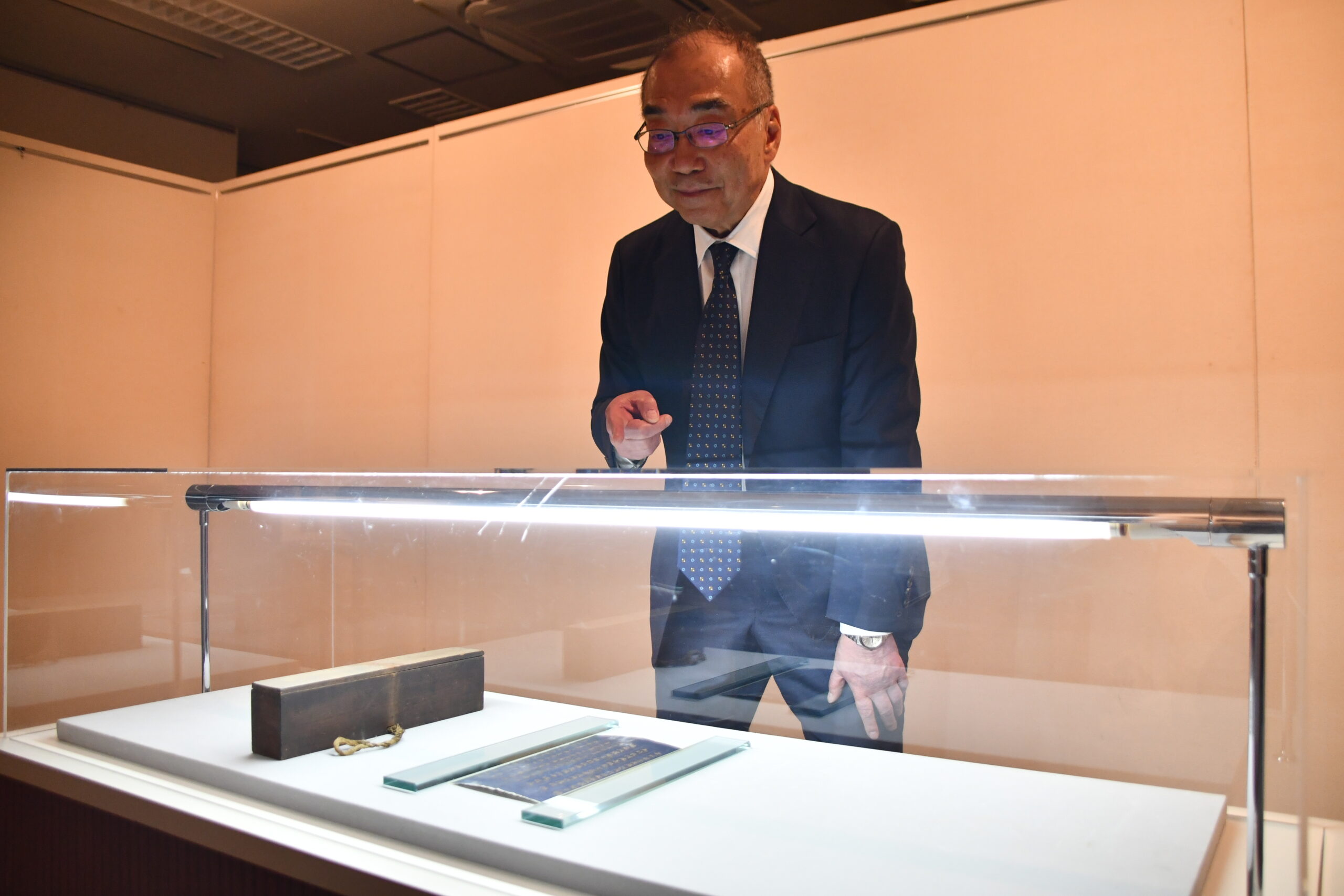 前沢に伝わった紺紙金字経断簡、中尊寺経の一部か