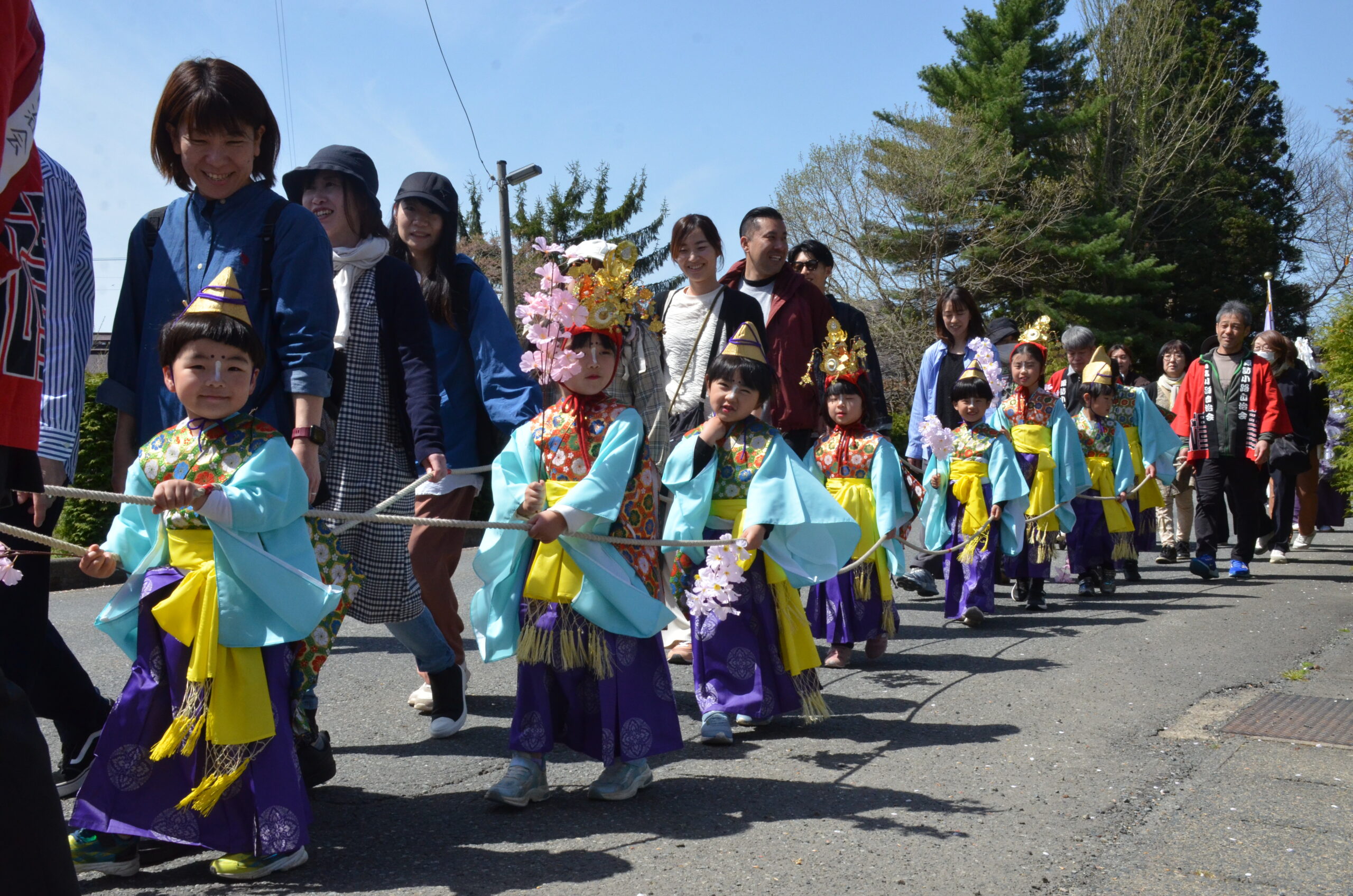 踊りや演奏　晴れやかに 前沢春まつり、まちに熱気