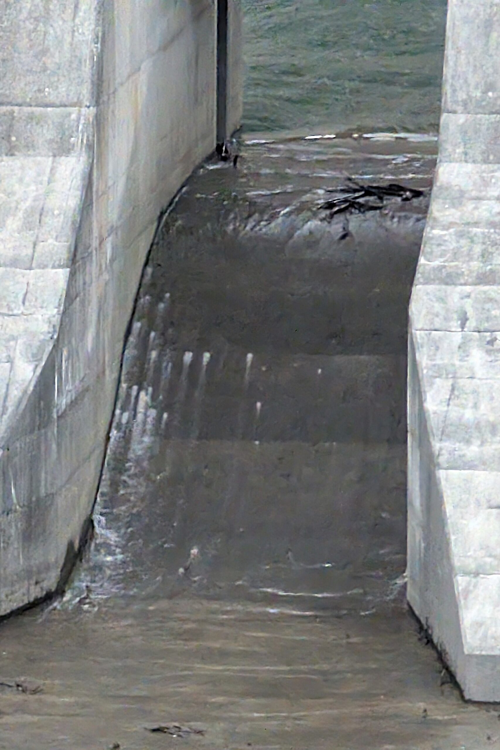 胆沢ダム  融雪による越流始まる  「白雪の滝」出現　間もなく