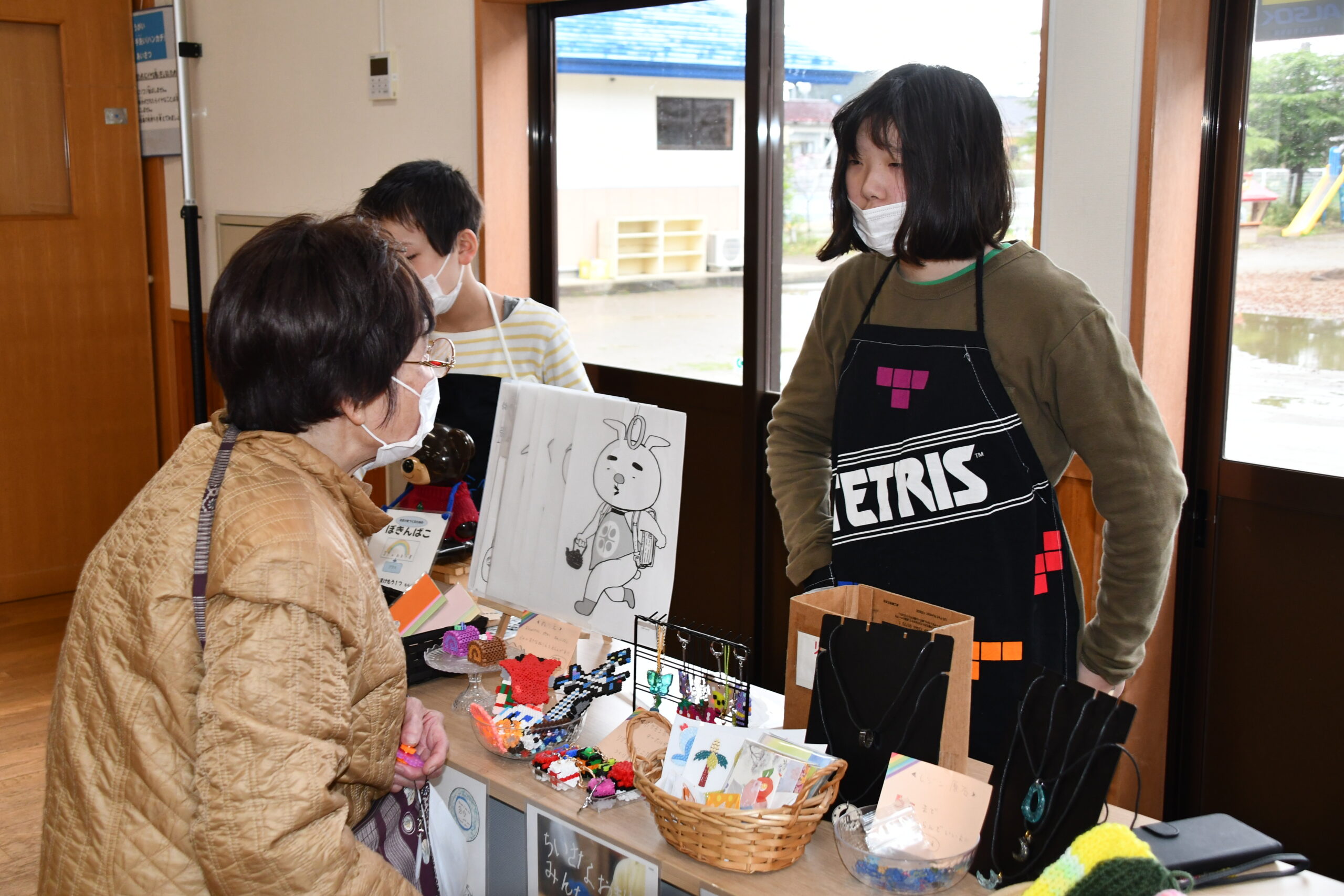 心温まる手作り雑貨  きょうだい５人で「３９のおまけ屋」  子ども食堂にじ開設日に子ども主体で“営業”  （水沢）